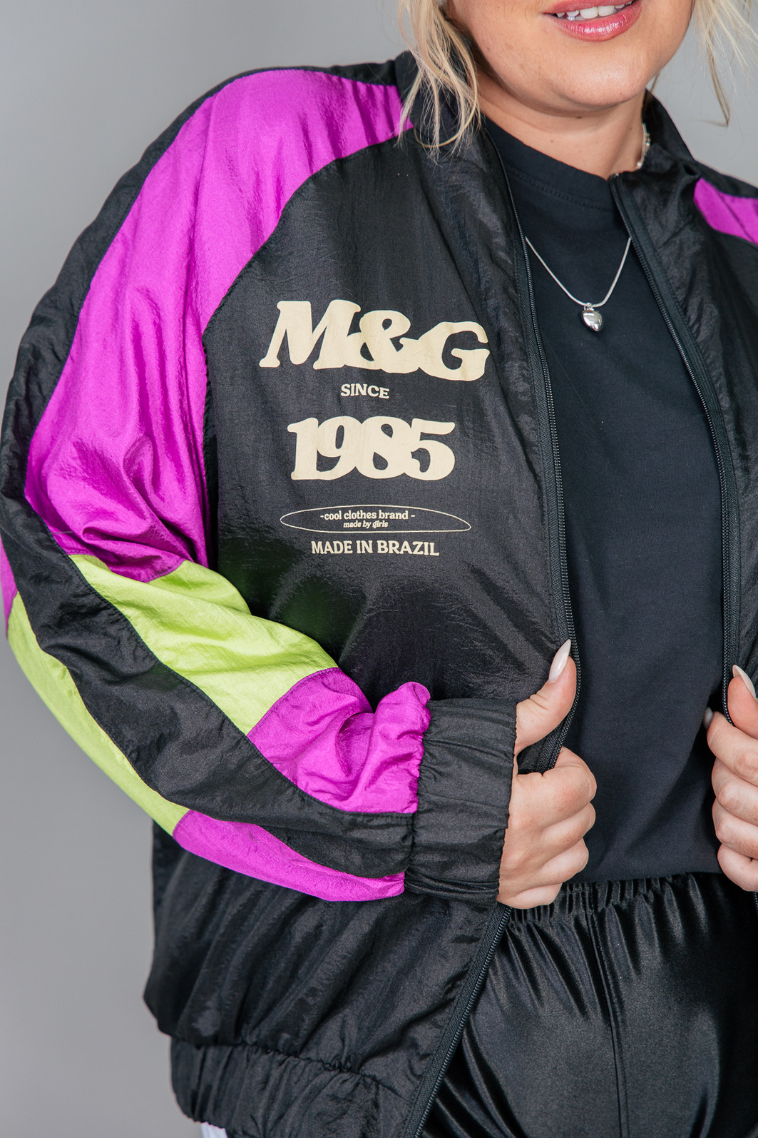 JAQUETA ESPORTIVA COM RECORTES COLORIDA NINETEEN