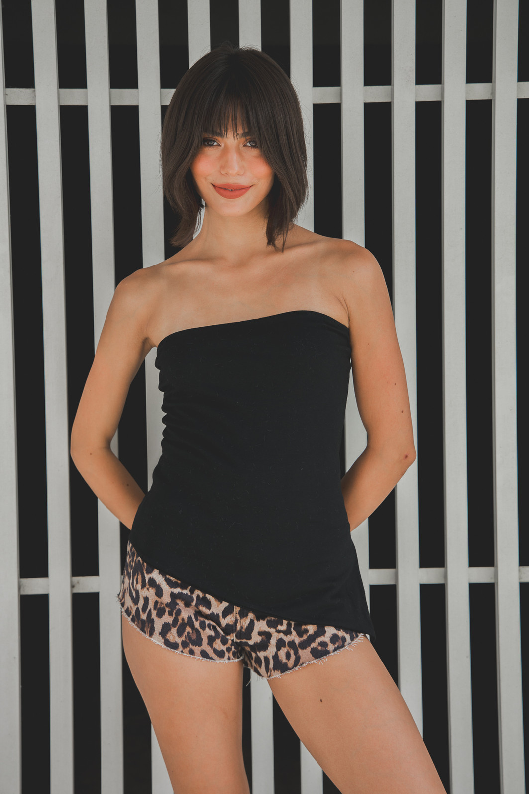 TOP SEM ALÇAS ASSIMÉTRICO COM ABERTURA PRETO TOP SEM ALÇAS ASSIMÉTRICO COM ABERTURA PRETO