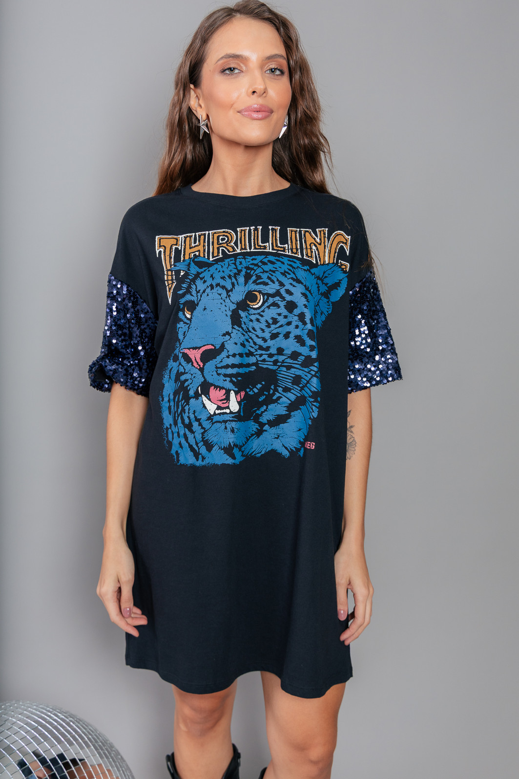 VESTIDO CAMISETÃO PRETO COM MANGAS DE PAETÊ THRILLING VESTIDO CAMISETÃO PRETO COM MANGAS DE PAETÊ THRILLING