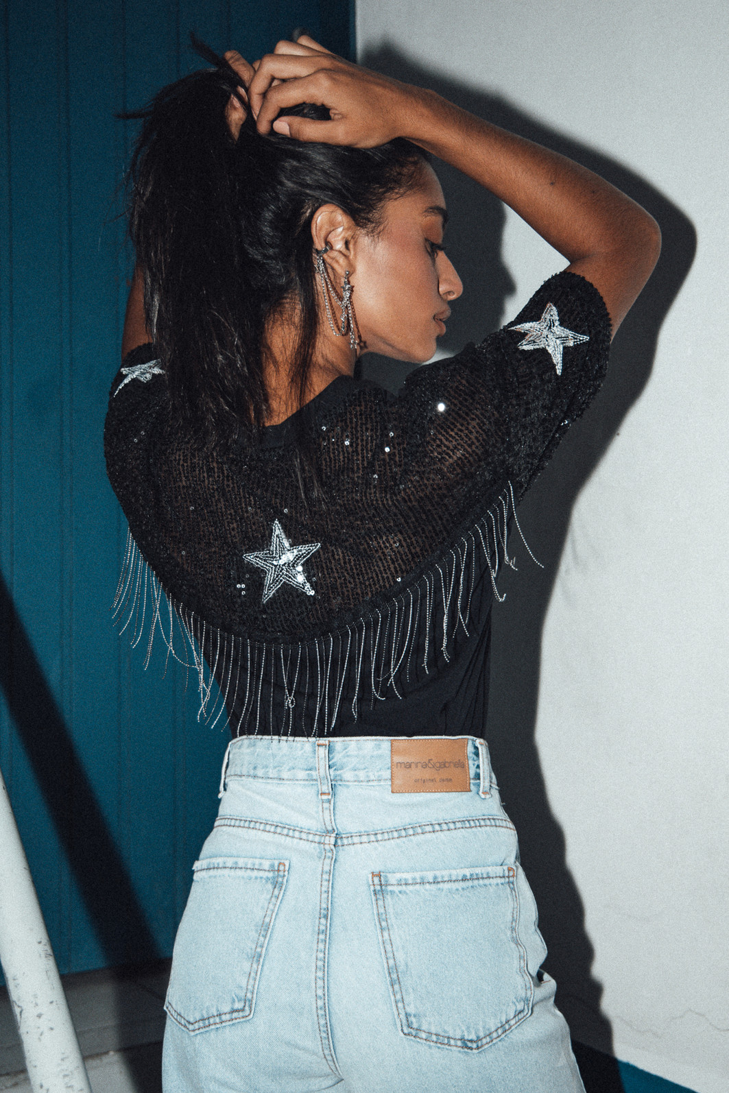 T-SHIRT VINTAGE COM PAETÊS E MALHA COM BORDADO E FRANJAS