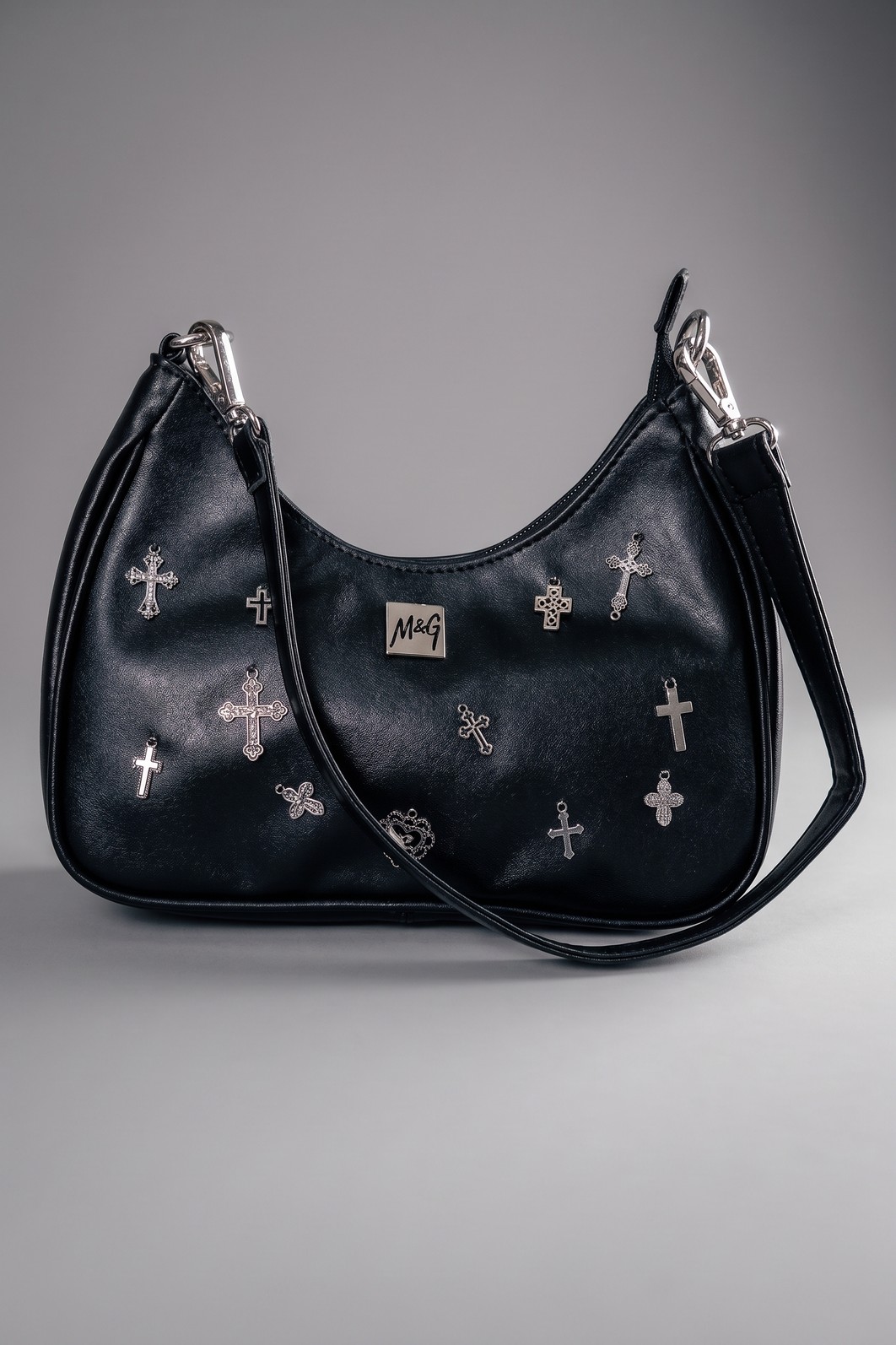 BOLSA DE NAPA PRETA COM PINGENTES DE CRUZ BOLSA DE NAPA PRETA COM PINGENTES DE CRUZ