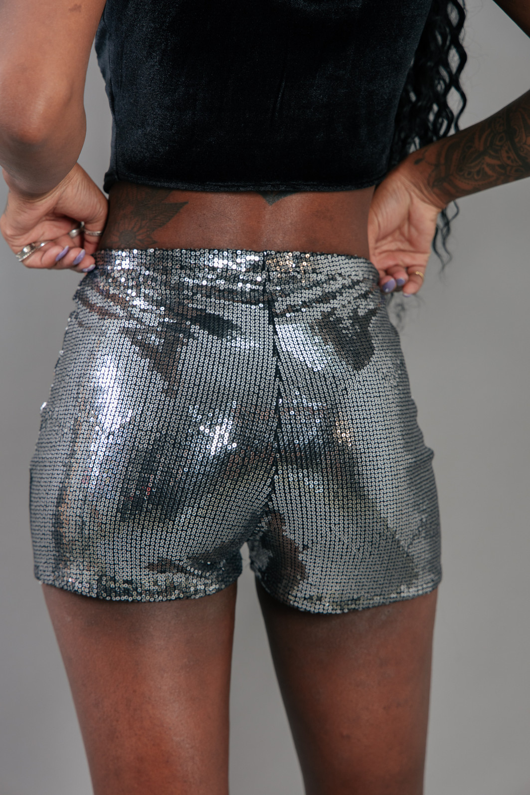 MINI SHORT PRATA DE PAETÊ