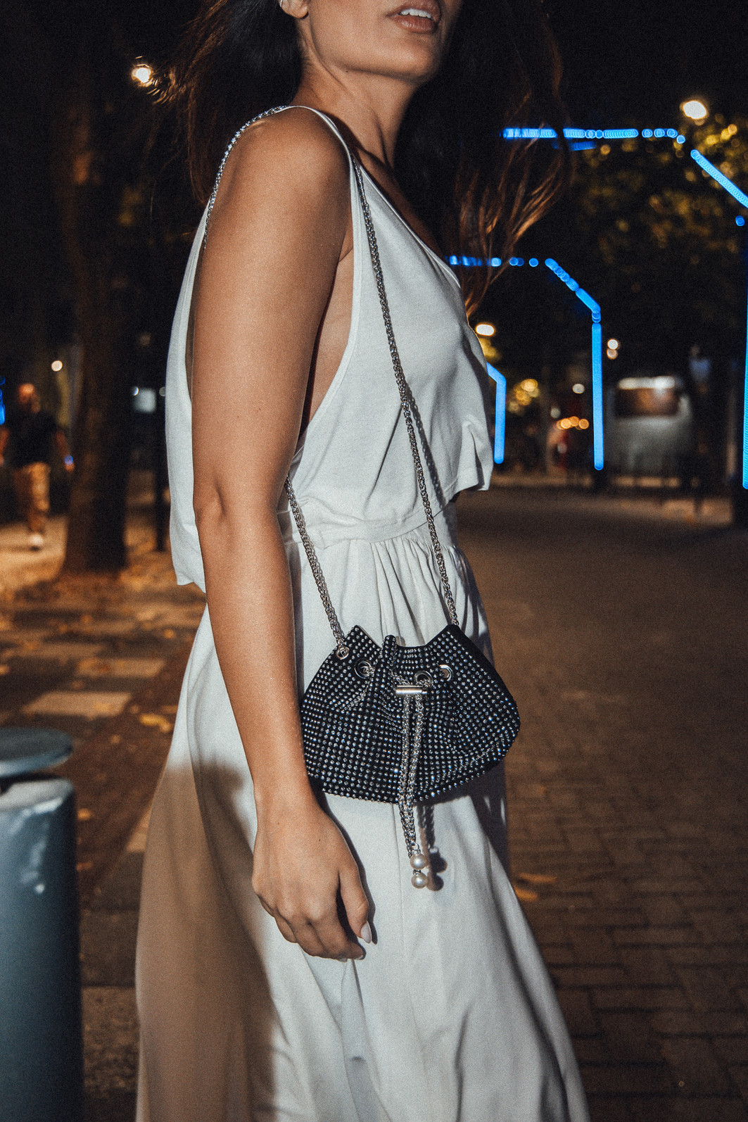 BOLSA MINI SACO PRETA COM METAIS E ALÇA EM CORRENTE