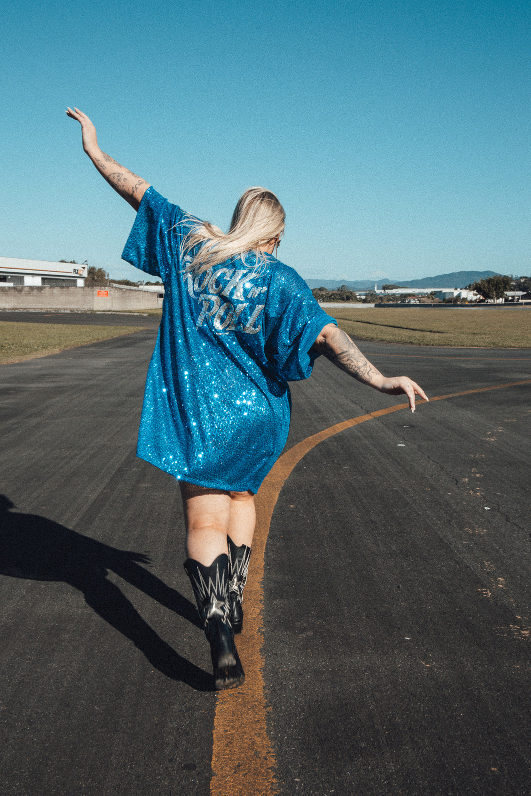 KIMONO COMPRIDO EM PAETÊ AZUL BORDADO PARTY ON KIMONO COMPRIDO EM PAETÊ AZUL BORDADO PARTY ON