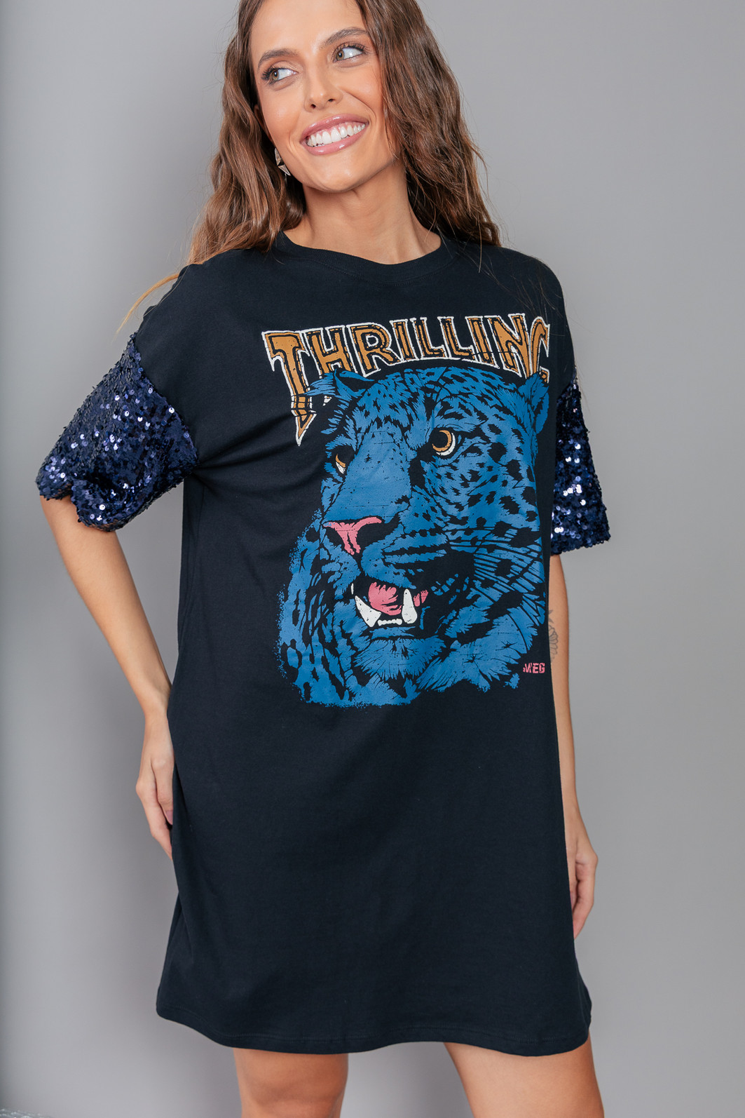 VESTIDO CAMISETÃO PRETO COM MANGAS DE PAETÊ THRILLING VESTIDO CAMISETÃO PRETO COM MANGAS DE PAETÊ THRILLING