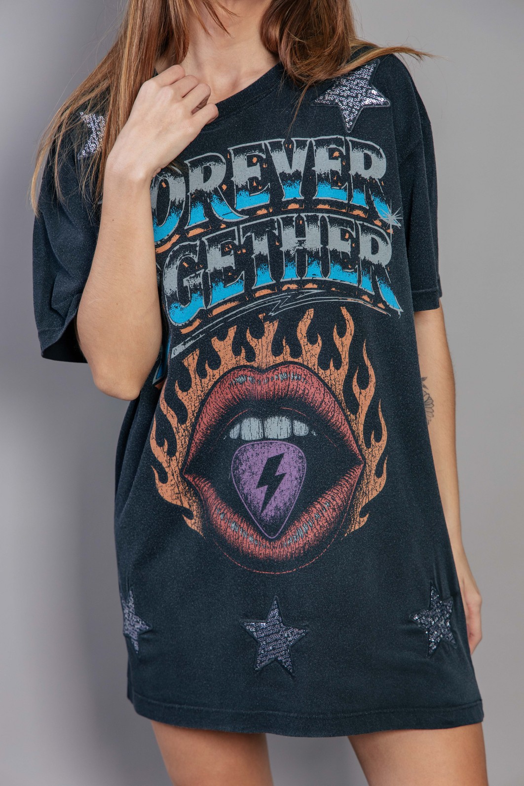 VESTIDO CAMISETÃO PRETO COM APLIQUES FOREVER VESTIDO CAMISETÃO PRETO COM APLIQUES FOREVER