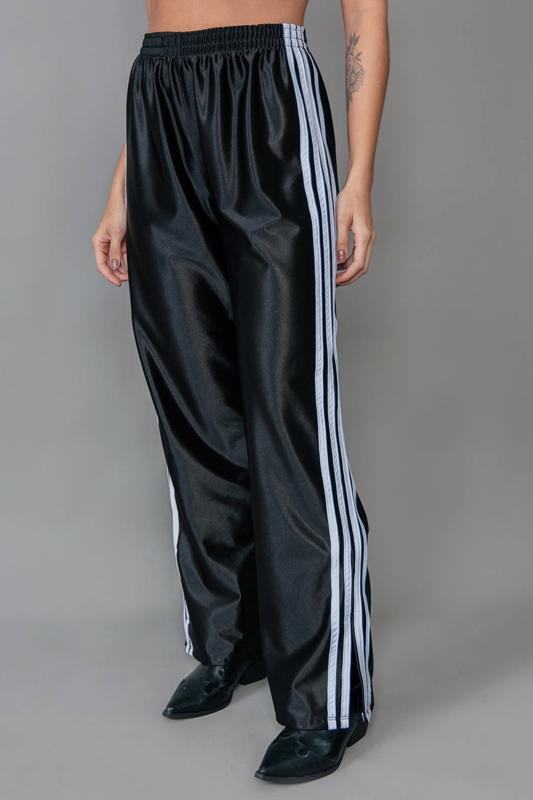 CALÇA SPORT PRETA COM LISTRAS