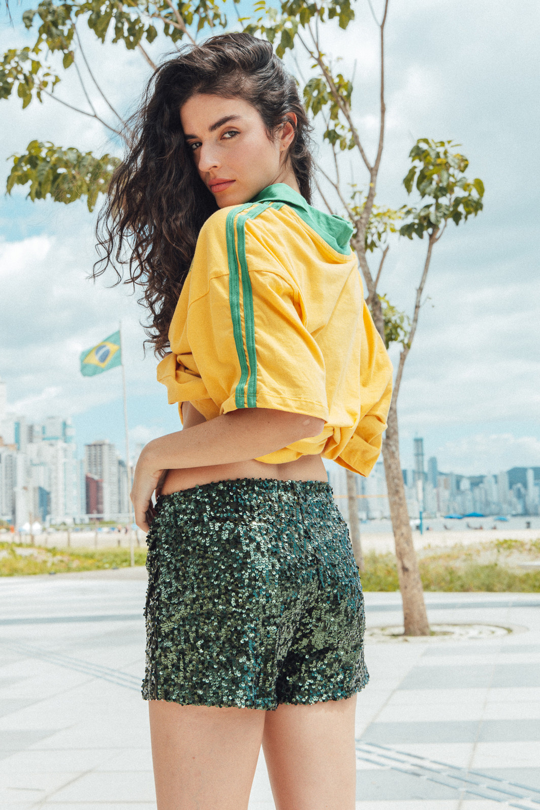 SHORT SAIA COM TRANSPASSE FRANZIDO EM PAETÊ VERDE
