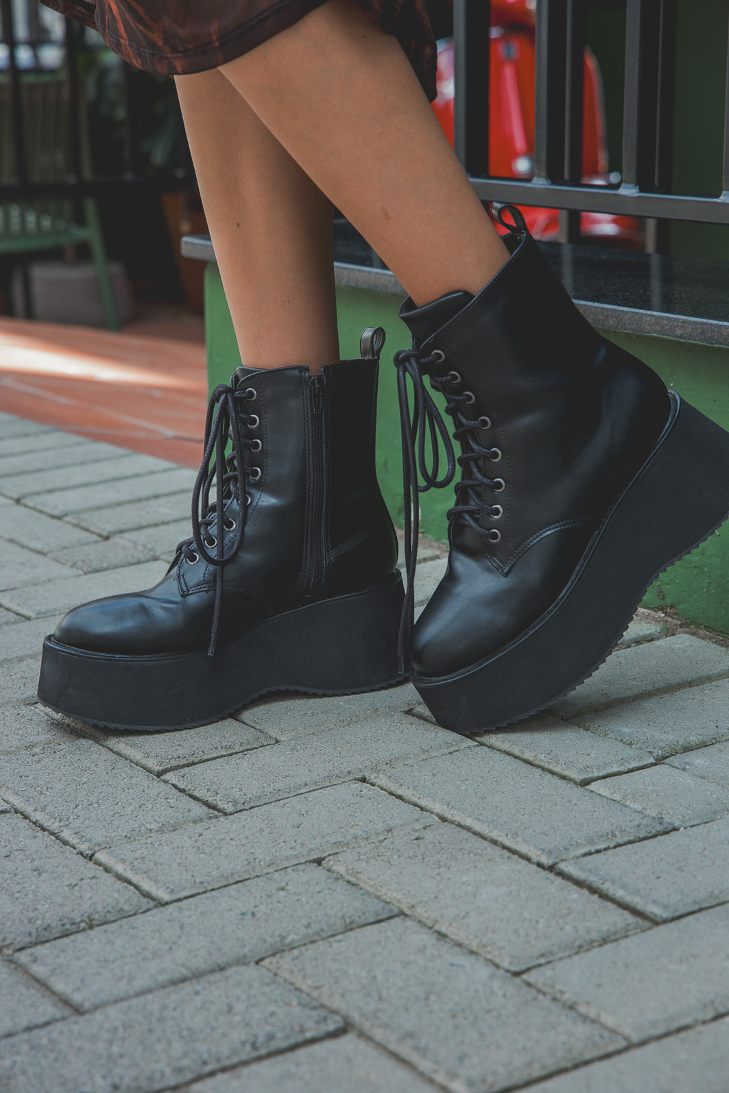 COTURNO PLATAFORMA COM CADARÇO PRETO