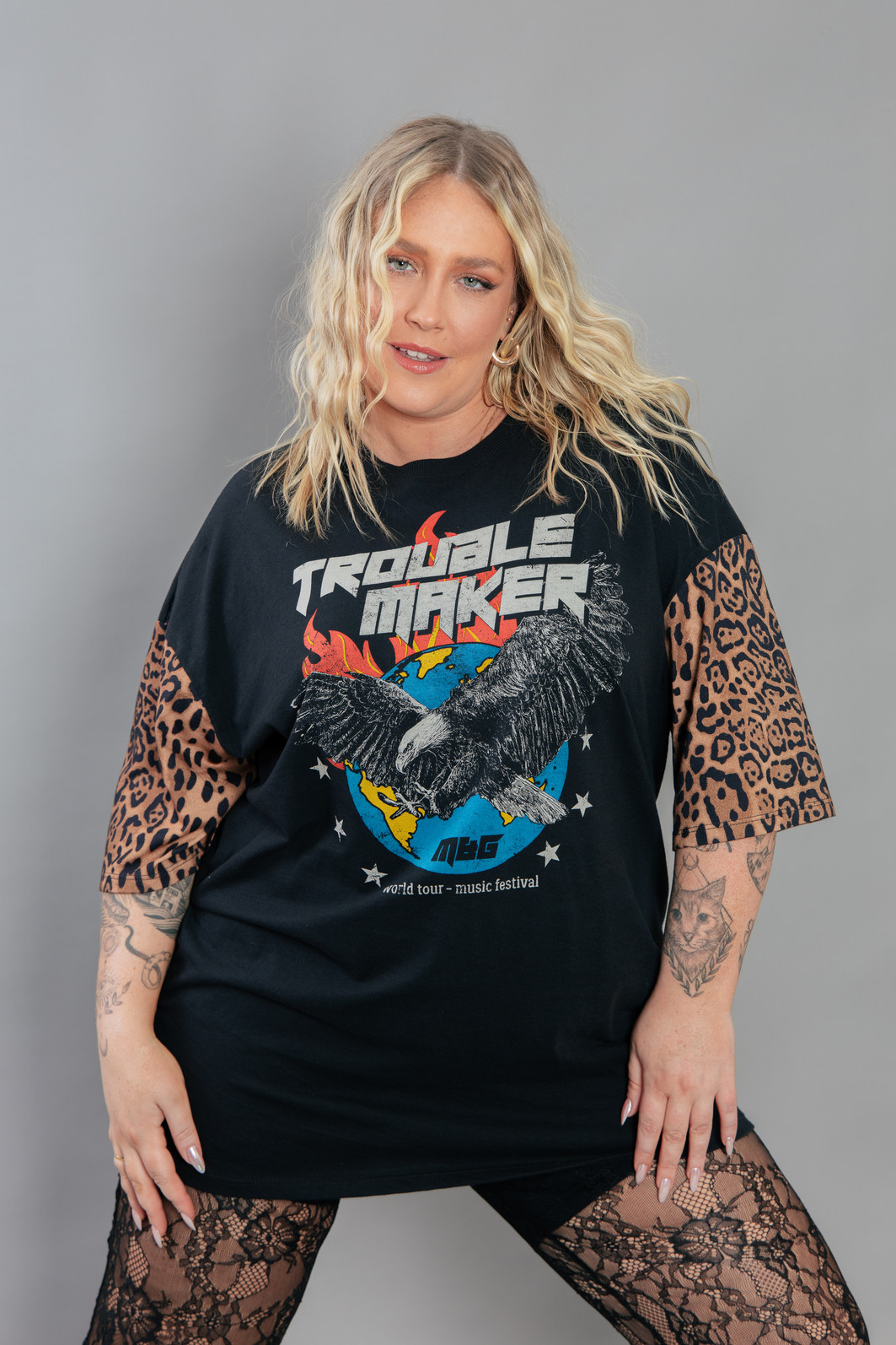 CAMISETA T-SHIRT VINTAGE PRETA COM MANGAS ONCINHA CAMISETA T-SHIRT VINTAGE PRETA COM MANGAS ONCINHA