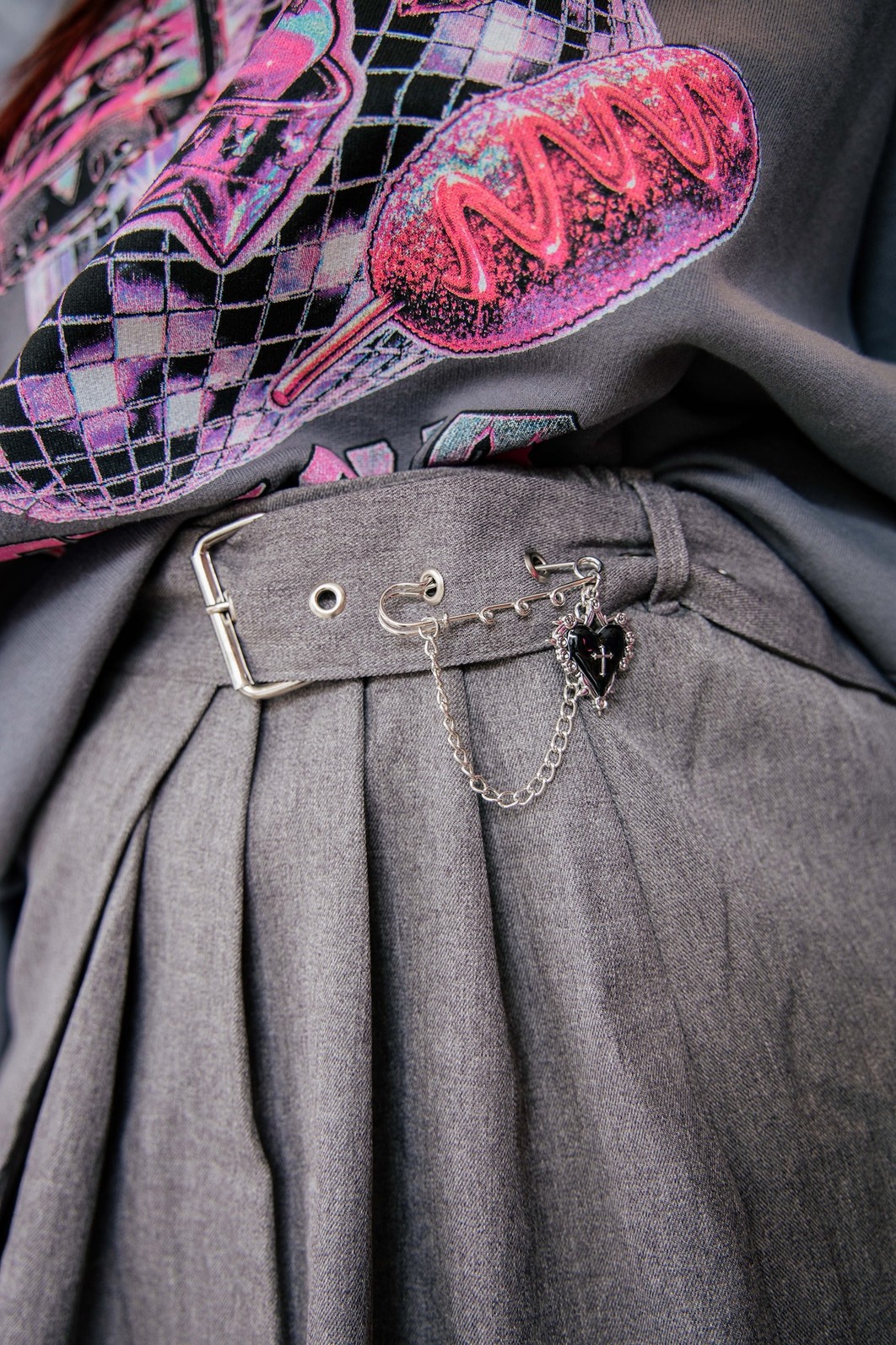 BROCHE PRATA VINTAGE COM CORRENTE E CORAÇÃO