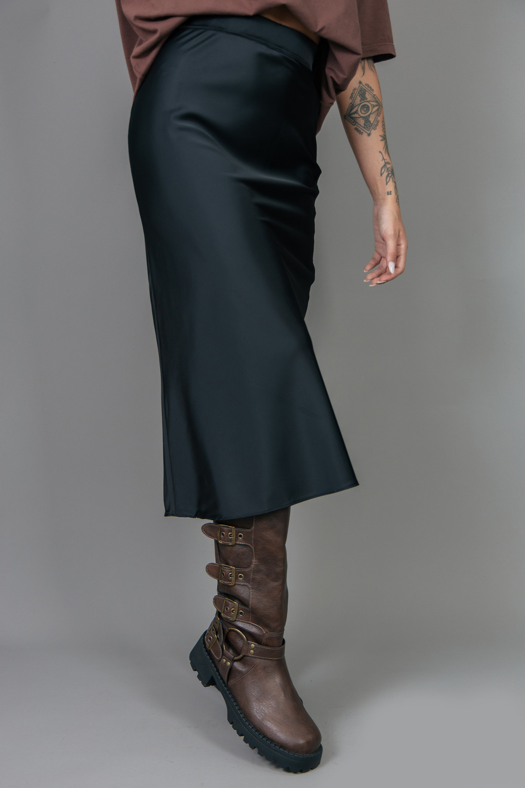 SAIA MIDI DE CETIM SEM FORRO PRETA SAIA MIDI DE CETIM SEM FORRO PRETA