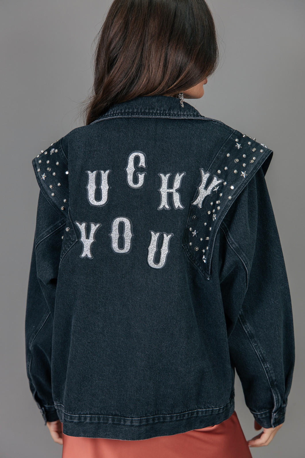 JAQUETA PRETA OVERSIZED 80S COM APLIQUES JAQUETA PRETA OVERSIZED 80S COM APLIQUES