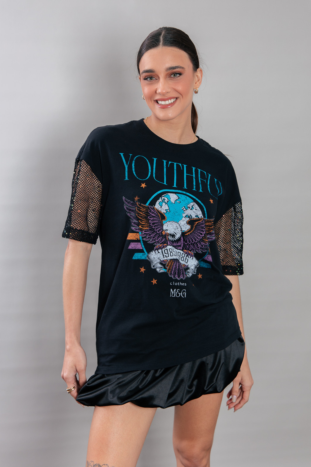 CAMISETA T-SHIRT VINTAGE PRETA COM MANGAS TELA COM PAETÊ YOUTHFUL CAMISETA T-SHIRT VINTAGE PRETA COM MANGAS TELA COM PAETÊ YOUTHFUL