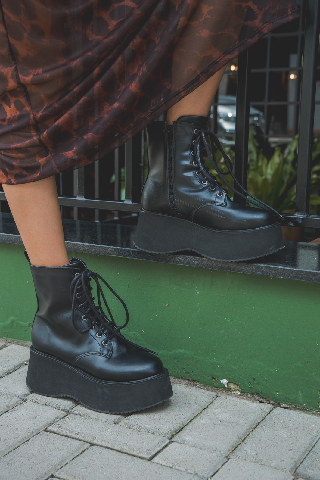 COTURNO PLATAFORMA COM CADARÇO PRETO