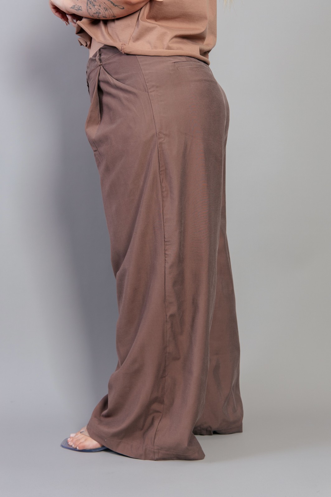 CALÇA ALFAIATARIA CINTURA BAIXA MARROM CALÇA ALFAIATARIA CINTURA BAIXA MARROM