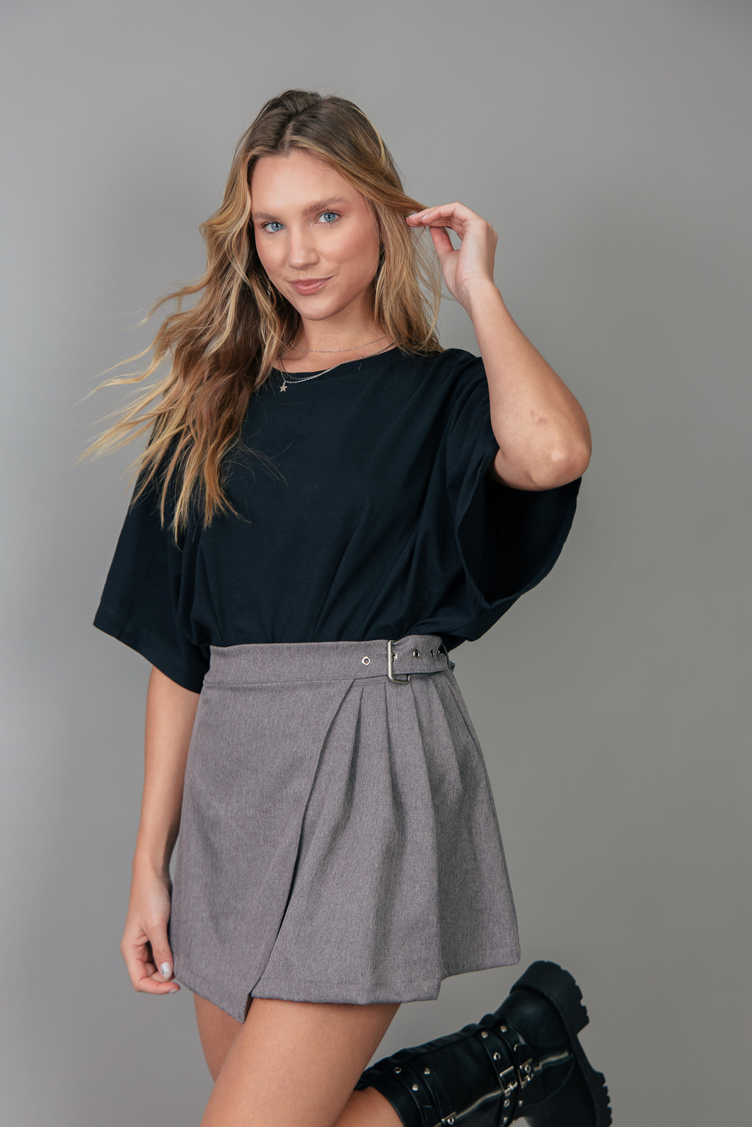 SAIA CINZA COM ILHOSES E FIVELAS SAIA CINZA COM ILHOSES E FIVELAS