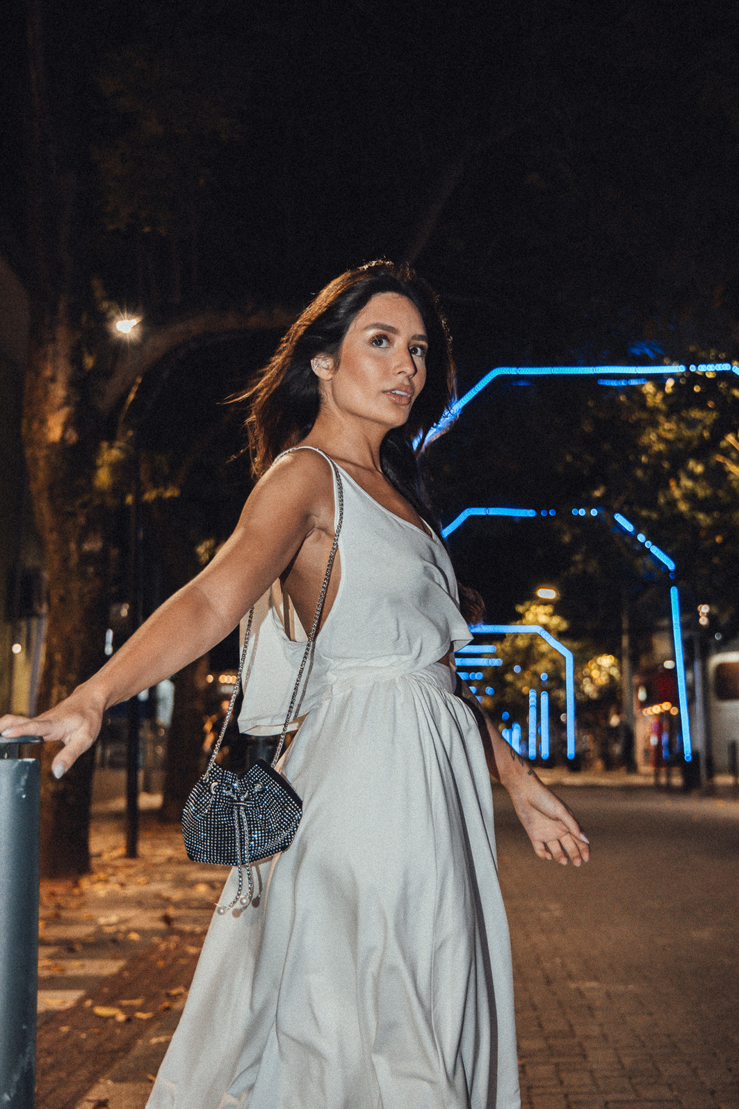 BOLSA MINI SACO PRETA COM METAIS E ALÇA EM CORRENTE