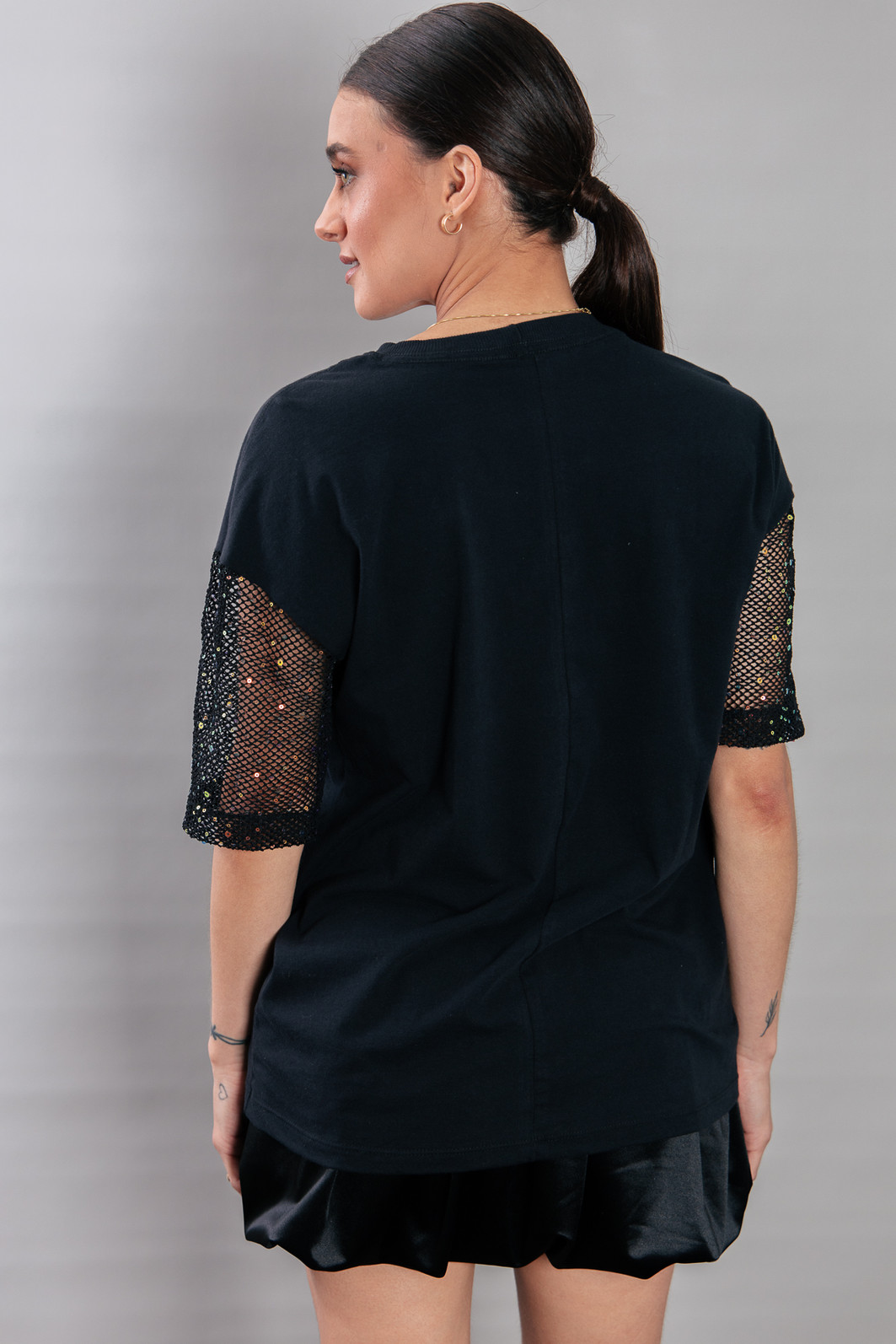 CAMISETA T-SHIRT VINTAGE PRETA COM MANGAS TELA COM PAETÊ YOUTHFUL CAMISETA T-SHIRT VINTAGE PRETA COM MANGAS TELA COM PAETÊ YOUTHFUL