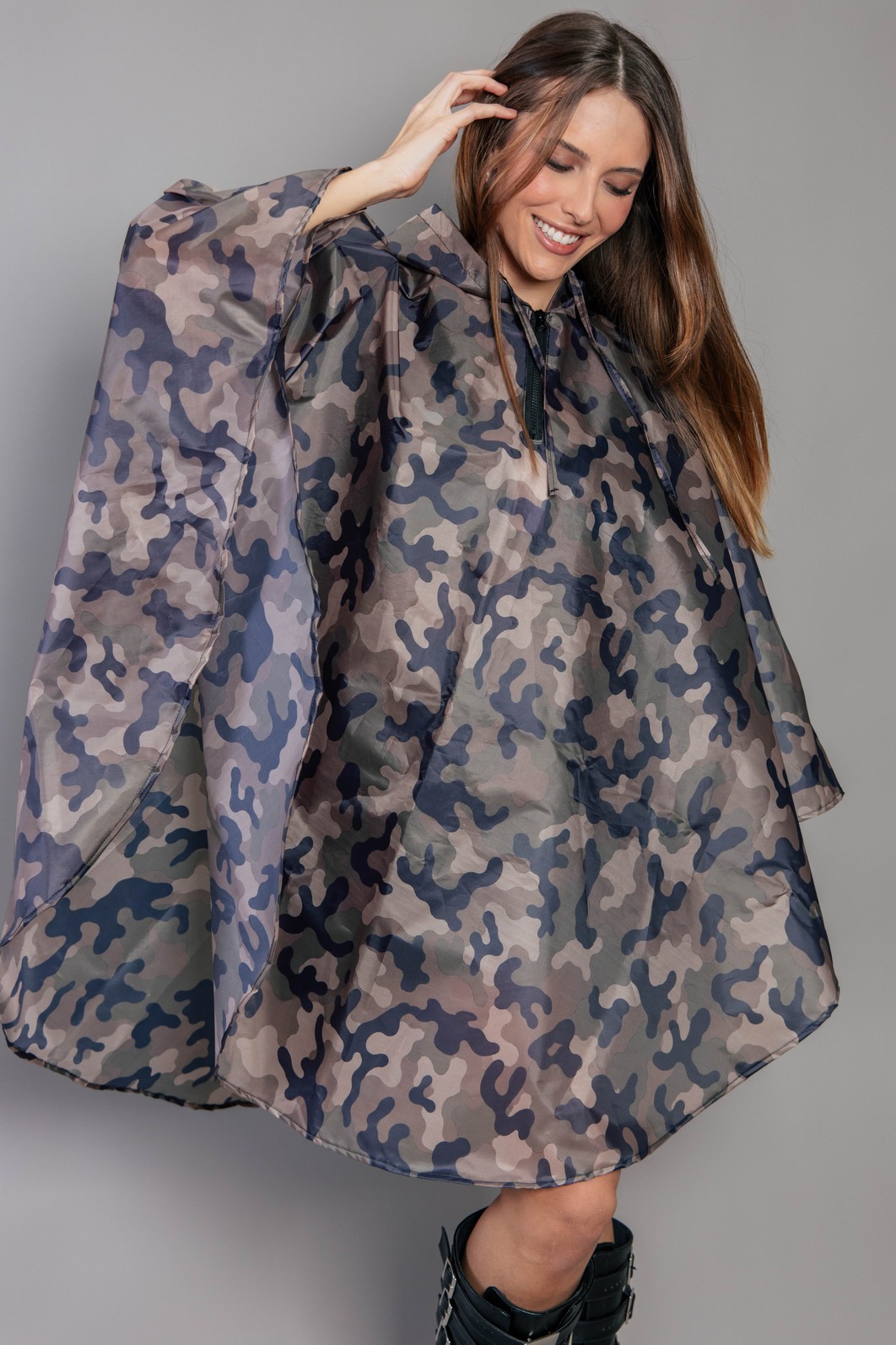 CAPA DE CHUVA COM CAPUZ CAMUFLADO CAPA DE CHUVA COM CAPUZ CAMUFLADO