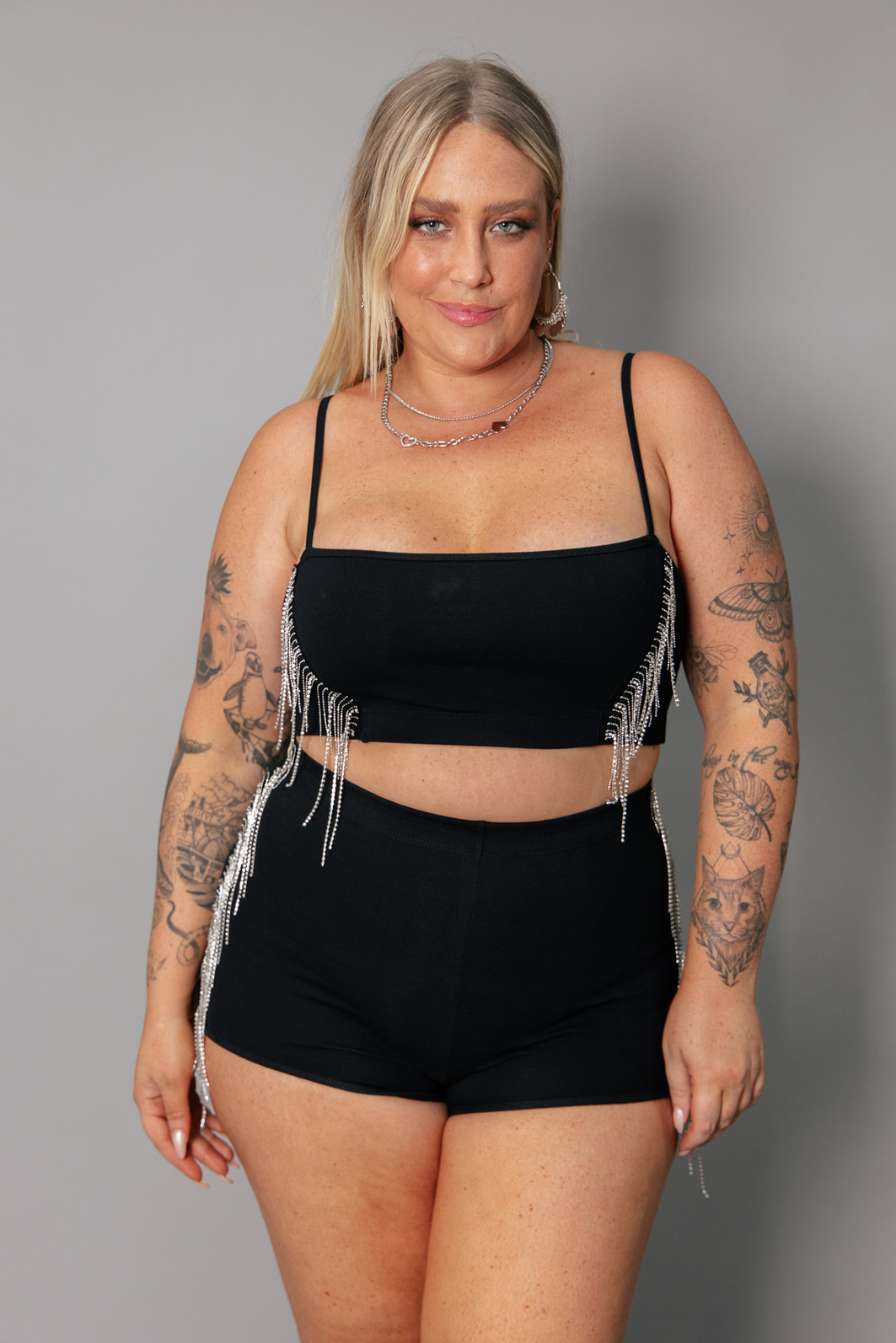 MINI SHORT HOT PANT PRETO COM FRANJAS DE METAL