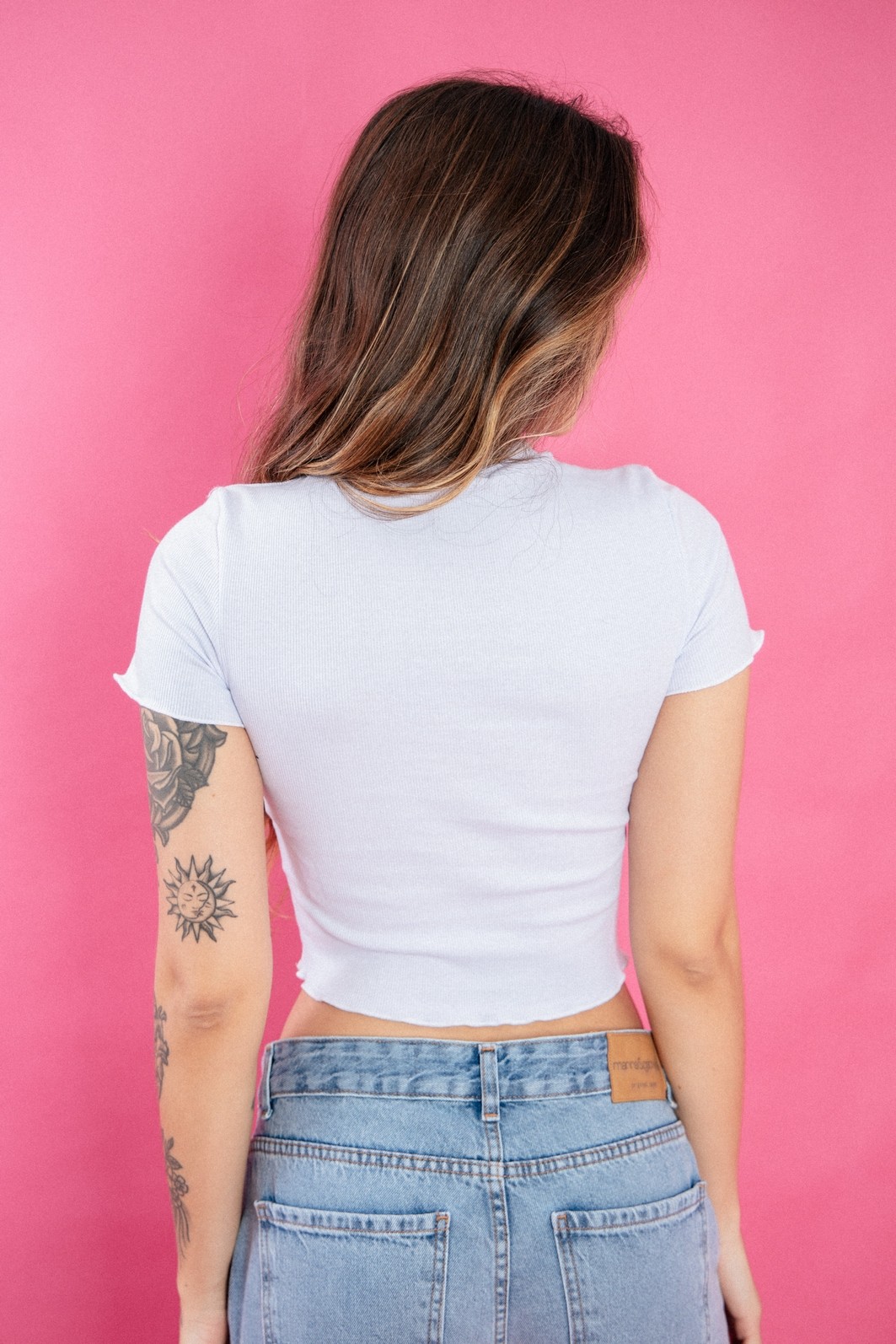 BLUSA BABYLOOK  CANELADA BRANCA COM BORDADO CEREJA