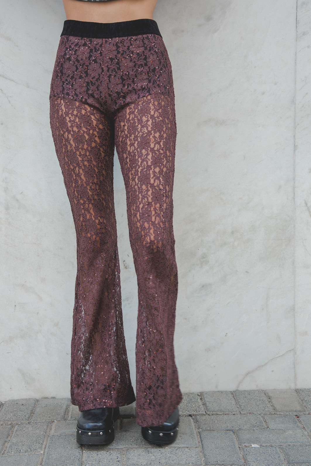 CALÇA DE RENDA TRANSPARENTE COM PAETÊ MARROM CALÇA DE RENDA TRANSPARENTE COM PAETÊ MARROM