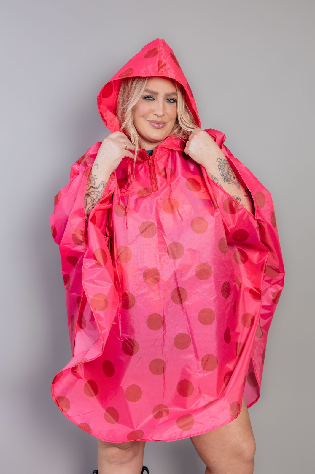 CAPA DE CHUVA COM CAPUZ DE POÁ ROSA E VERMELHO CAPA DE CHUVA COM CAPUZ DE POÁ ROSA E VERMELHO