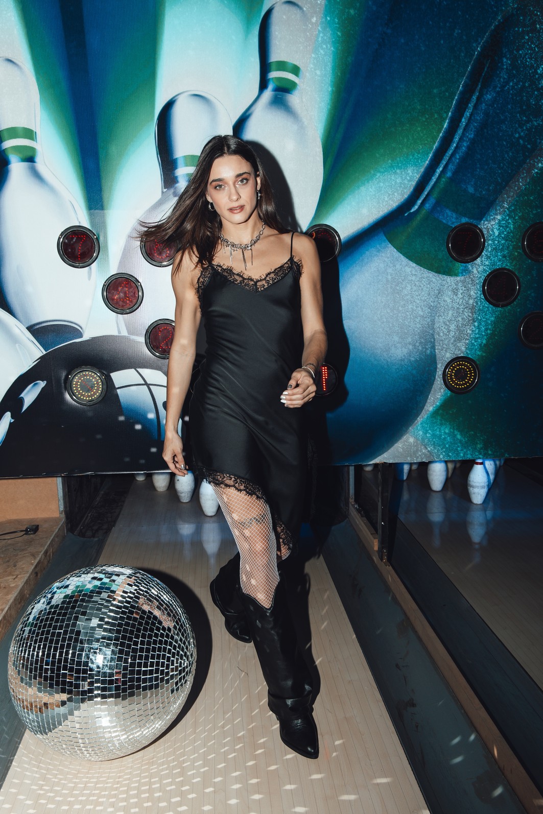 VESTIDO ACETINADO ASSIMÉTRICO DE ALCINHA COM RENDA PRETO VESTIDO ACETINADO ASSIMÉTRICO DE ALCINHA COM RENDA PRETO