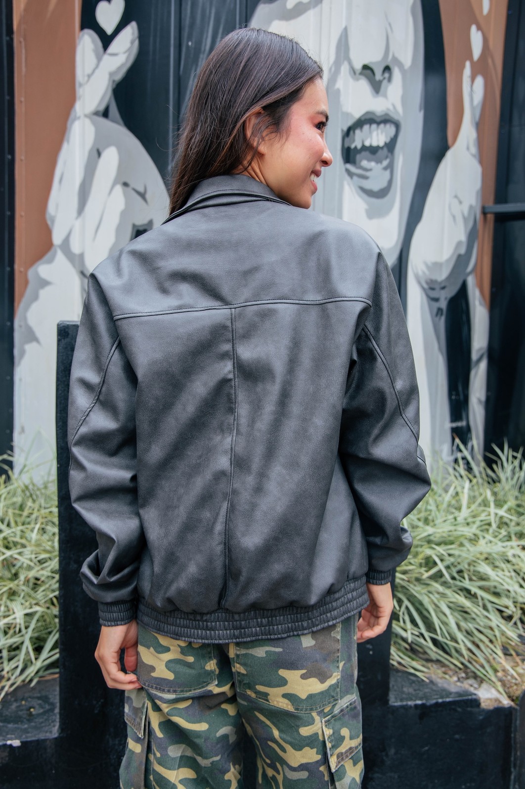 JAQUETA DE COURO SINTETICO OVERSIZED MARROM