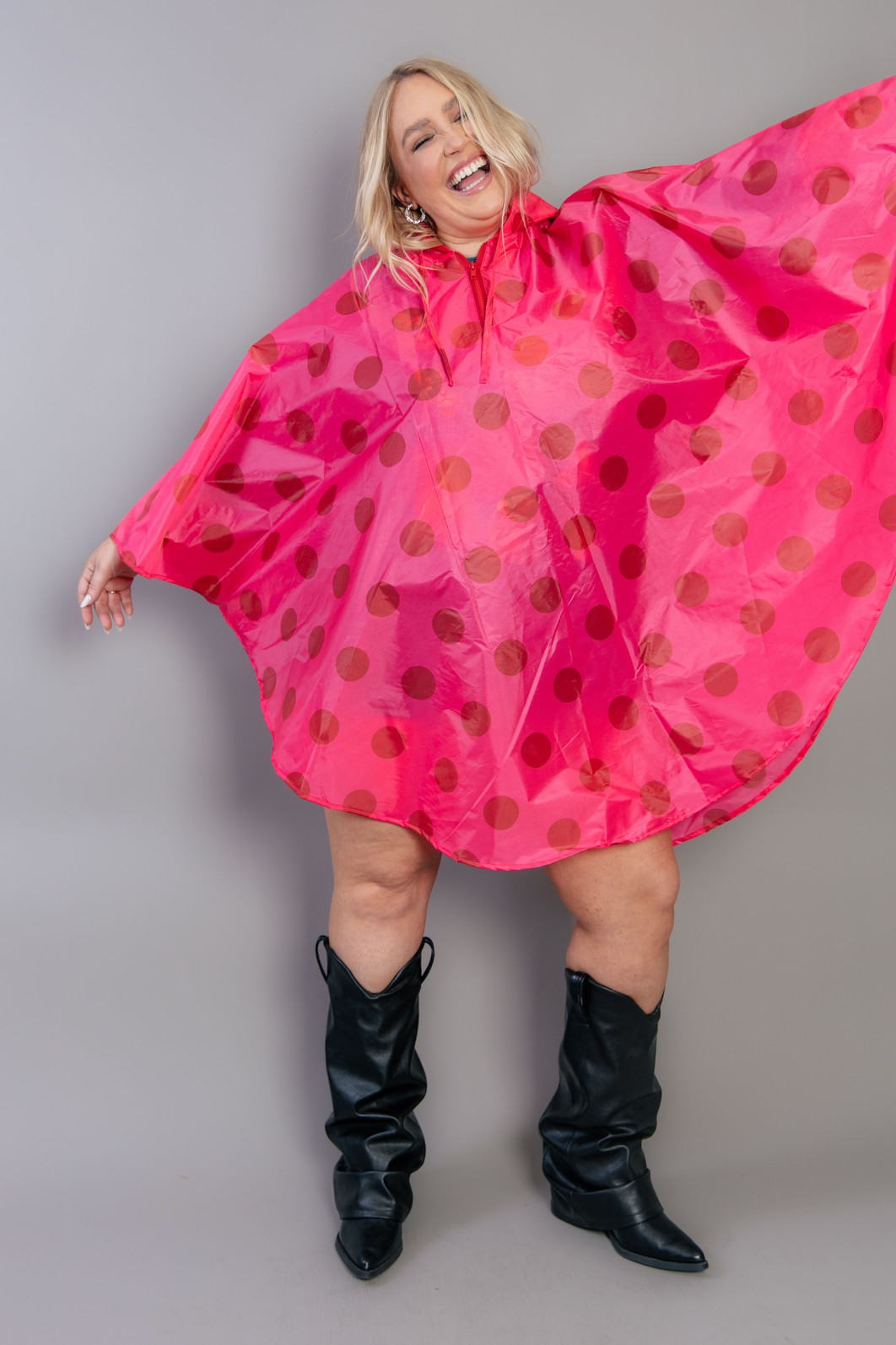 CAPA DE CHUVA COM CAPUZ DE POÁ ROSA E VERMELHO CAPA DE CHUVA COM CAPUZ DE POÁ ROSA E VERMELHO