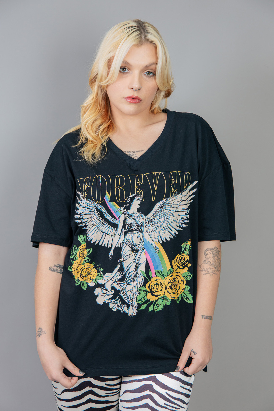 CAMISETA DECOTE V VINTAGE PRETA FOREVER