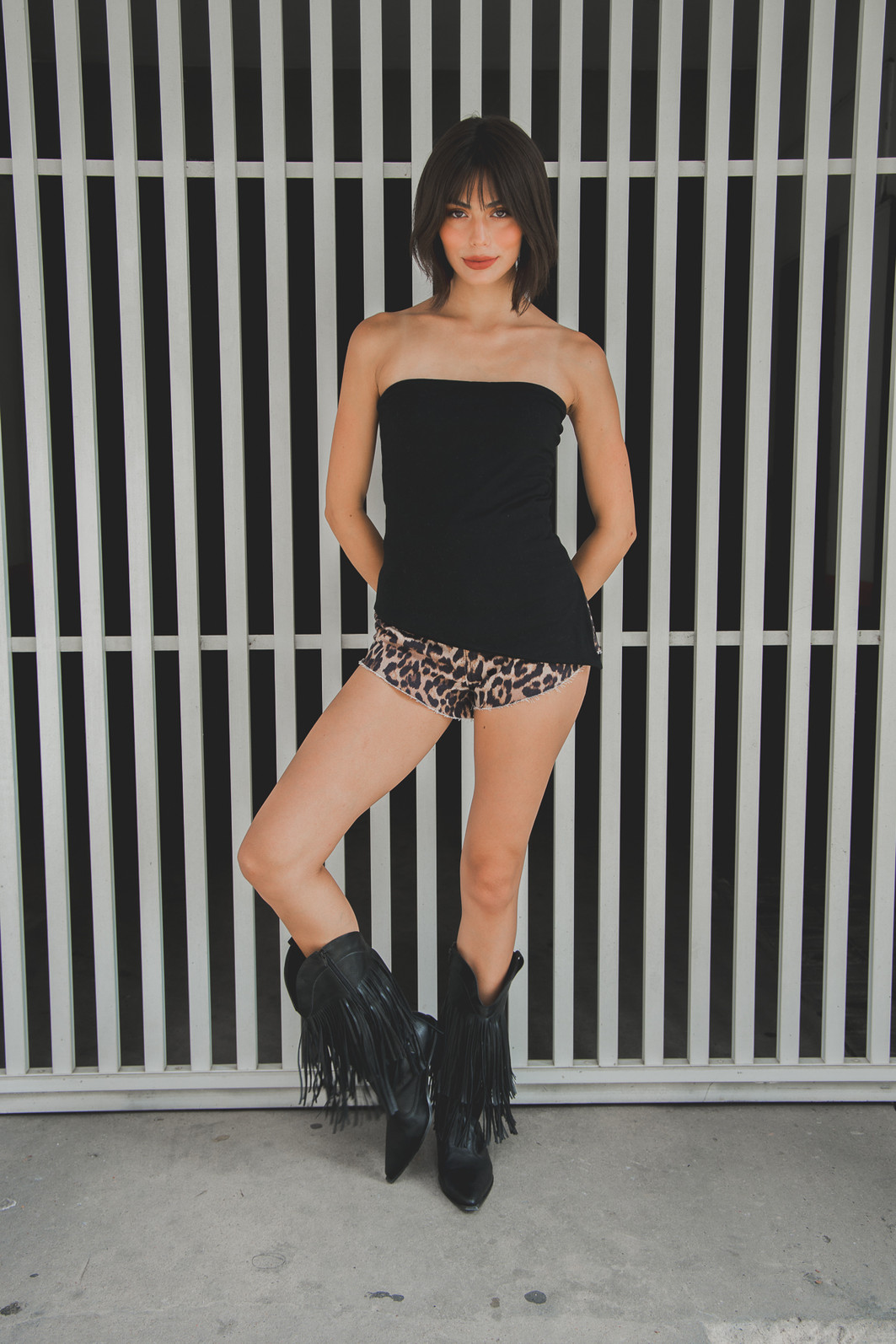 TOP SEM ALÇAS ASSIMÉTRICO COM ABERTURA PRETO TOP SEM ALÇAS ASSIMÉTRICO COM ABERTURA PRETO