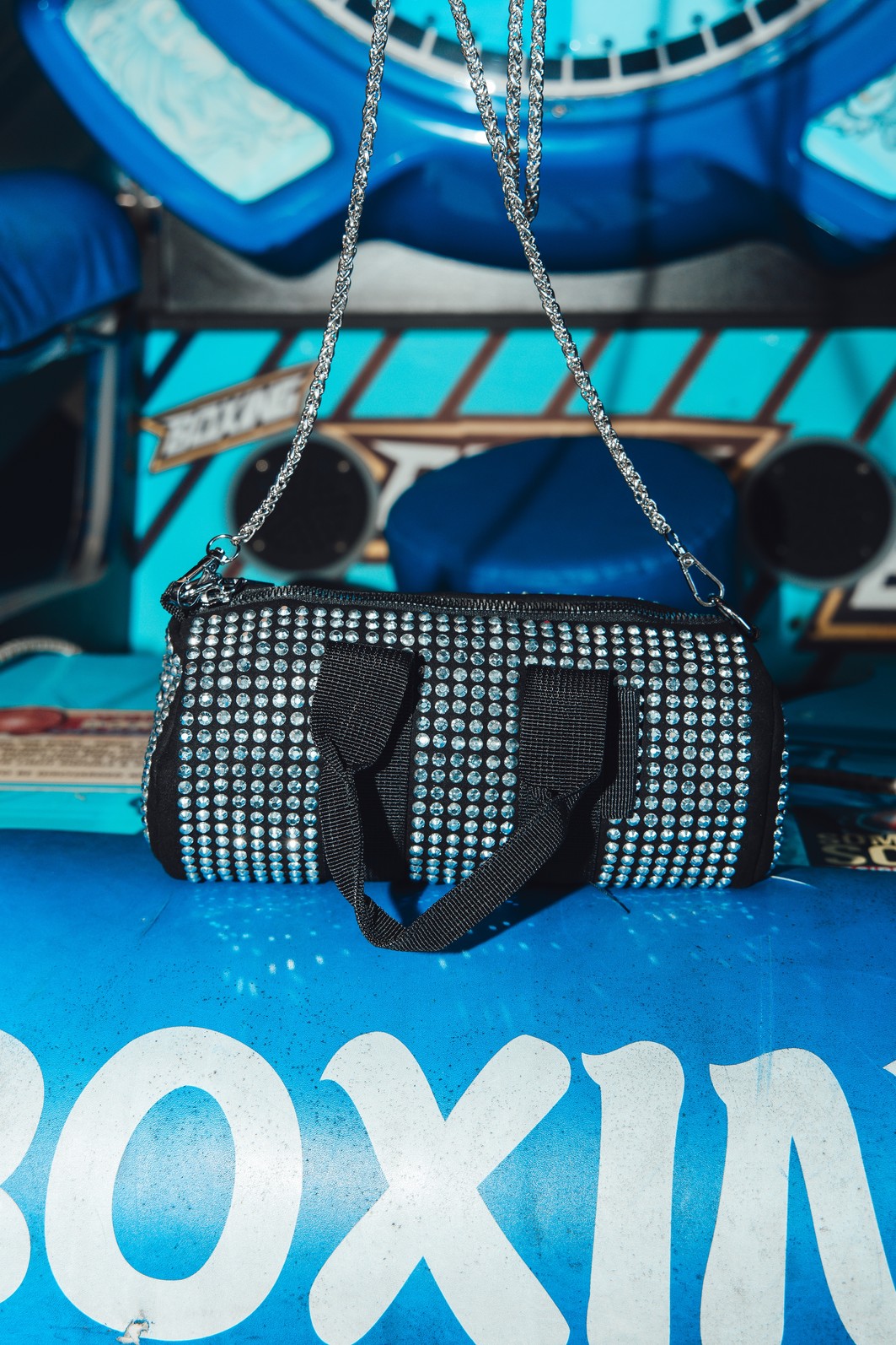 BOLSA CLUTCH PRETA COM TACHAS BOLSA CLUTCH PRETA COM TACHAS