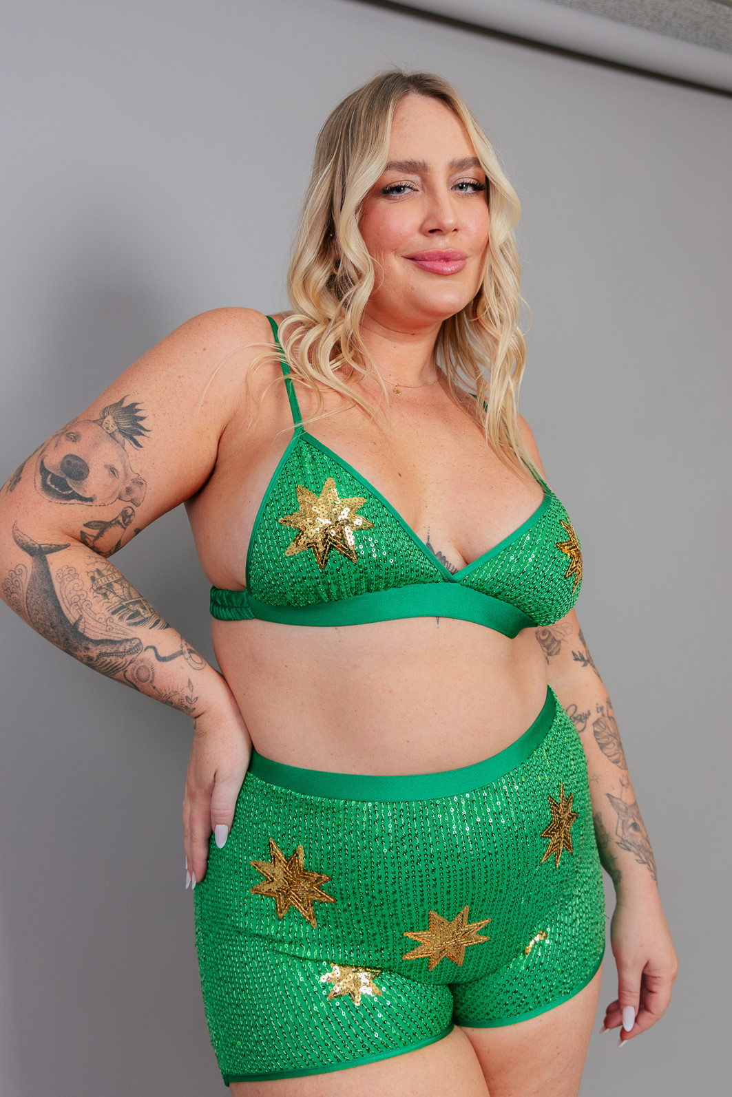 TOP DE PAETÊS VERDE COM ESTRELAS DOURADAS