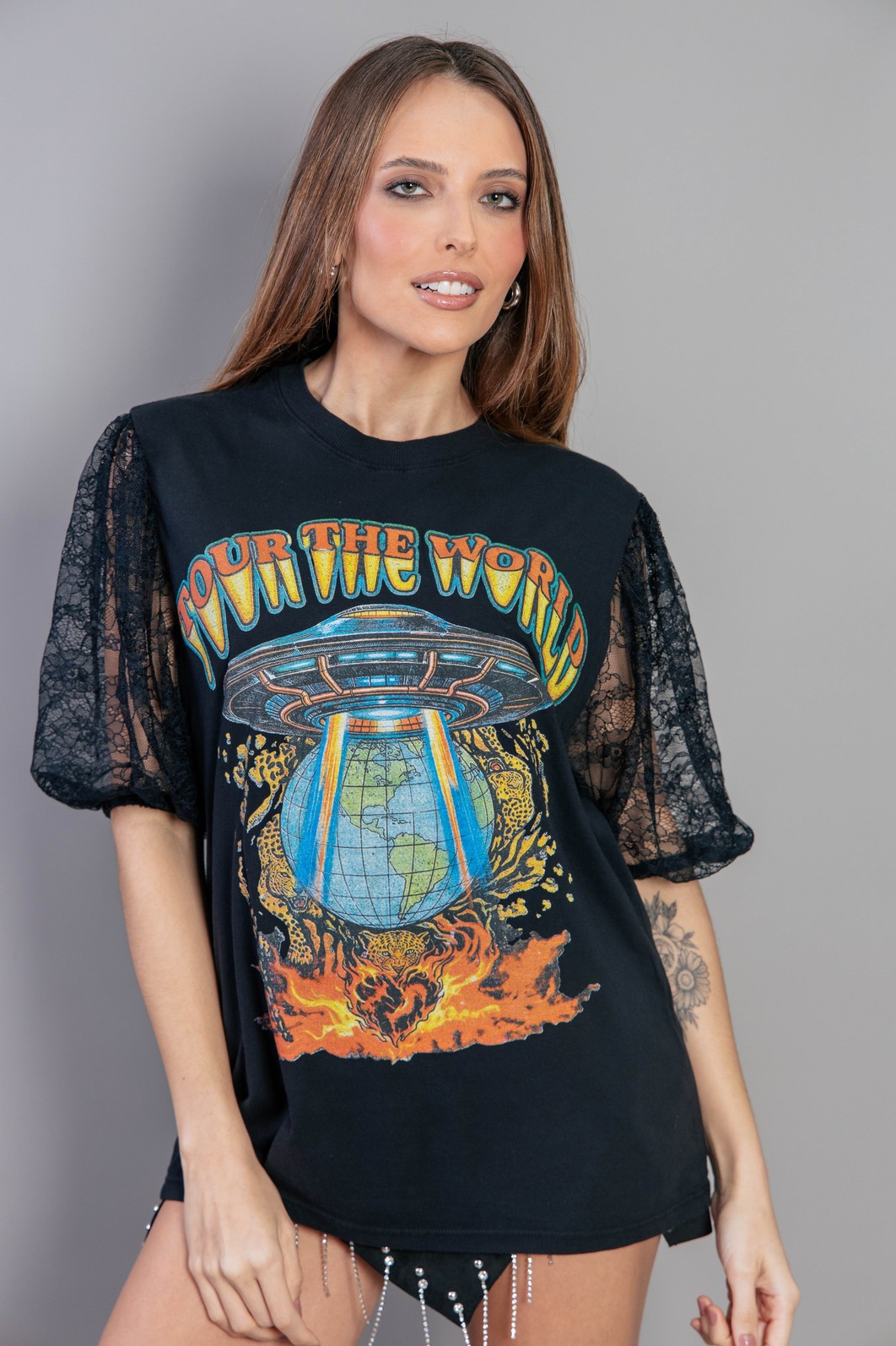CAMISETA T-SHIRT PRETA COM MANGA DE RENDA WORLD CAMISETA T-SHIRT PRETA COM MANGA DE RENDA WORLD