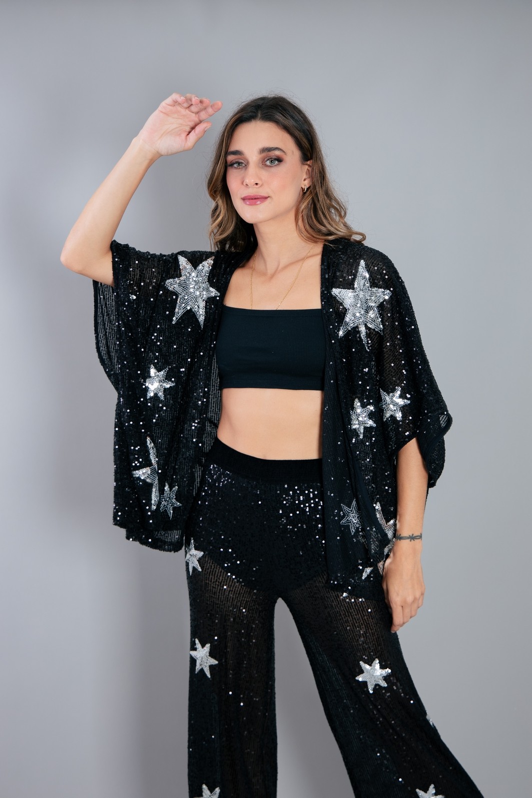 KIMONO DE PAETÊ PRETO COM BORDADOS DE ESTRELA KIMONO DE PAETÊ PRETO COM BORDADOS DE ESTRELA