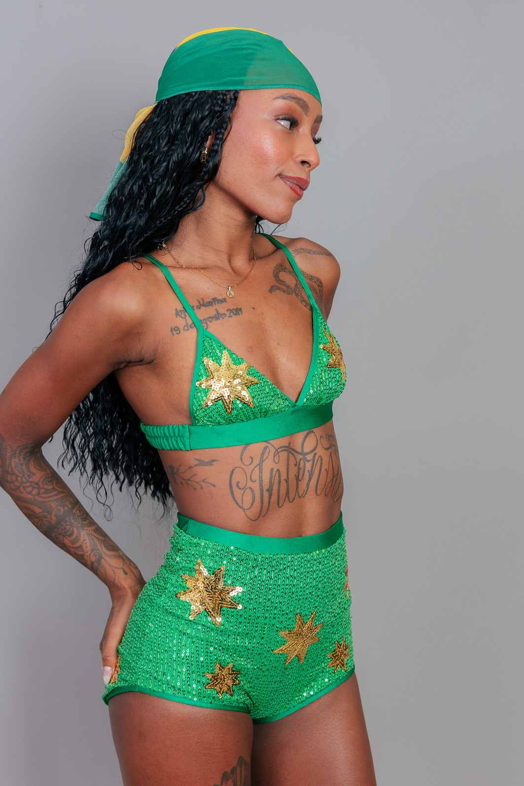 SHORT HOT PANT PAETÊ VERDE COM BORDADO DE ESTRELAS DOURADAS