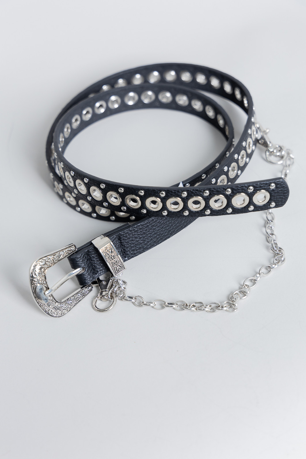 CINTO PRETO COM ILHOSES E CORRENTE
