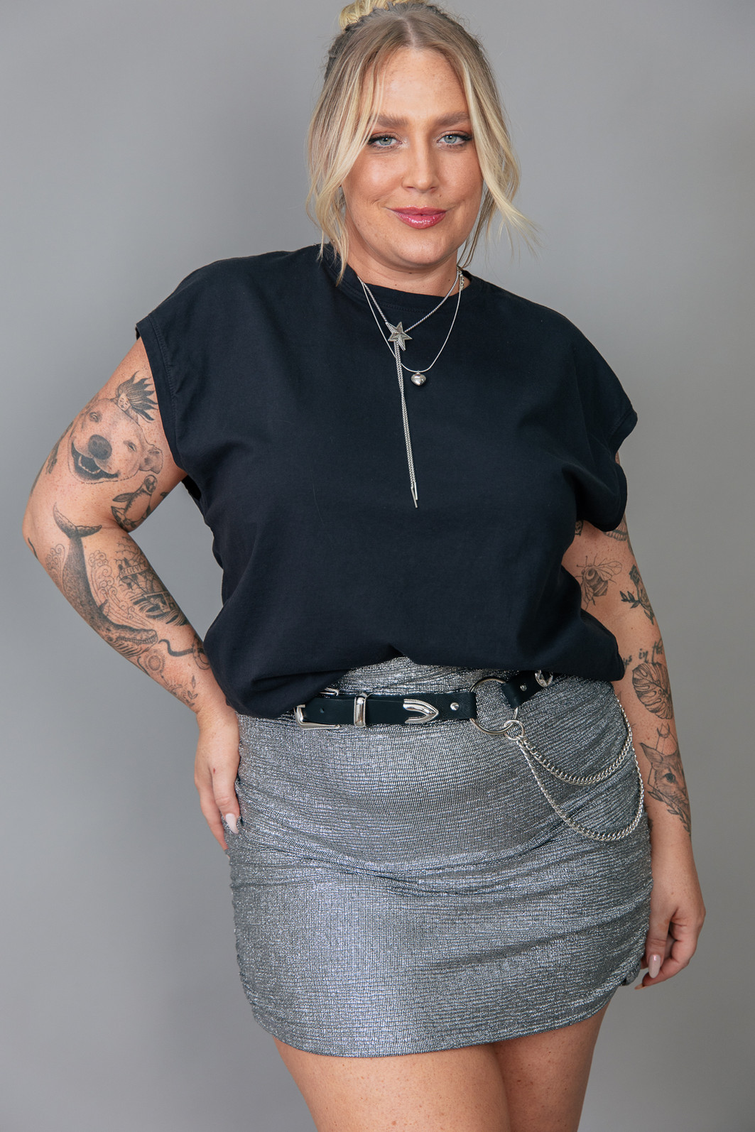 SAIA TECIDO METALIZADO PRATA COM FRANZIDO NAS LATERAIS SAIA TECIDO METALIZADO PRATA COM FRANZIDO NAS LATERAIS