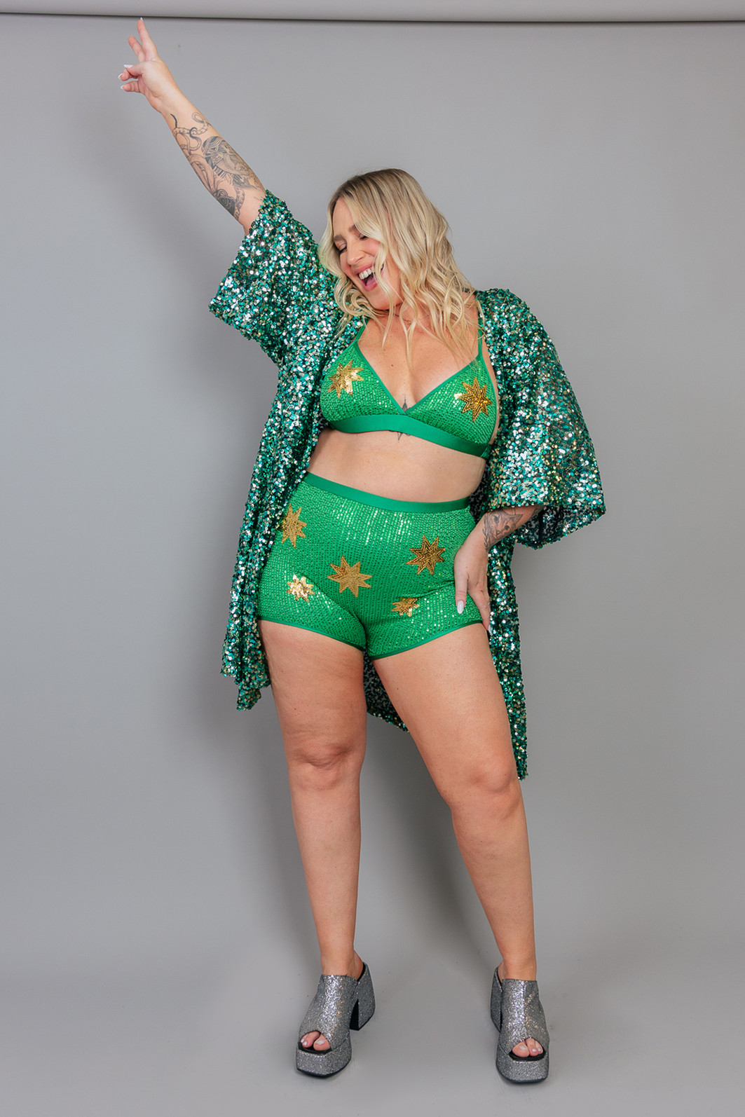 SHORT HOT PANT PAETÊ VERDE COM BORDADO DE ESTRELAS DOURADAS