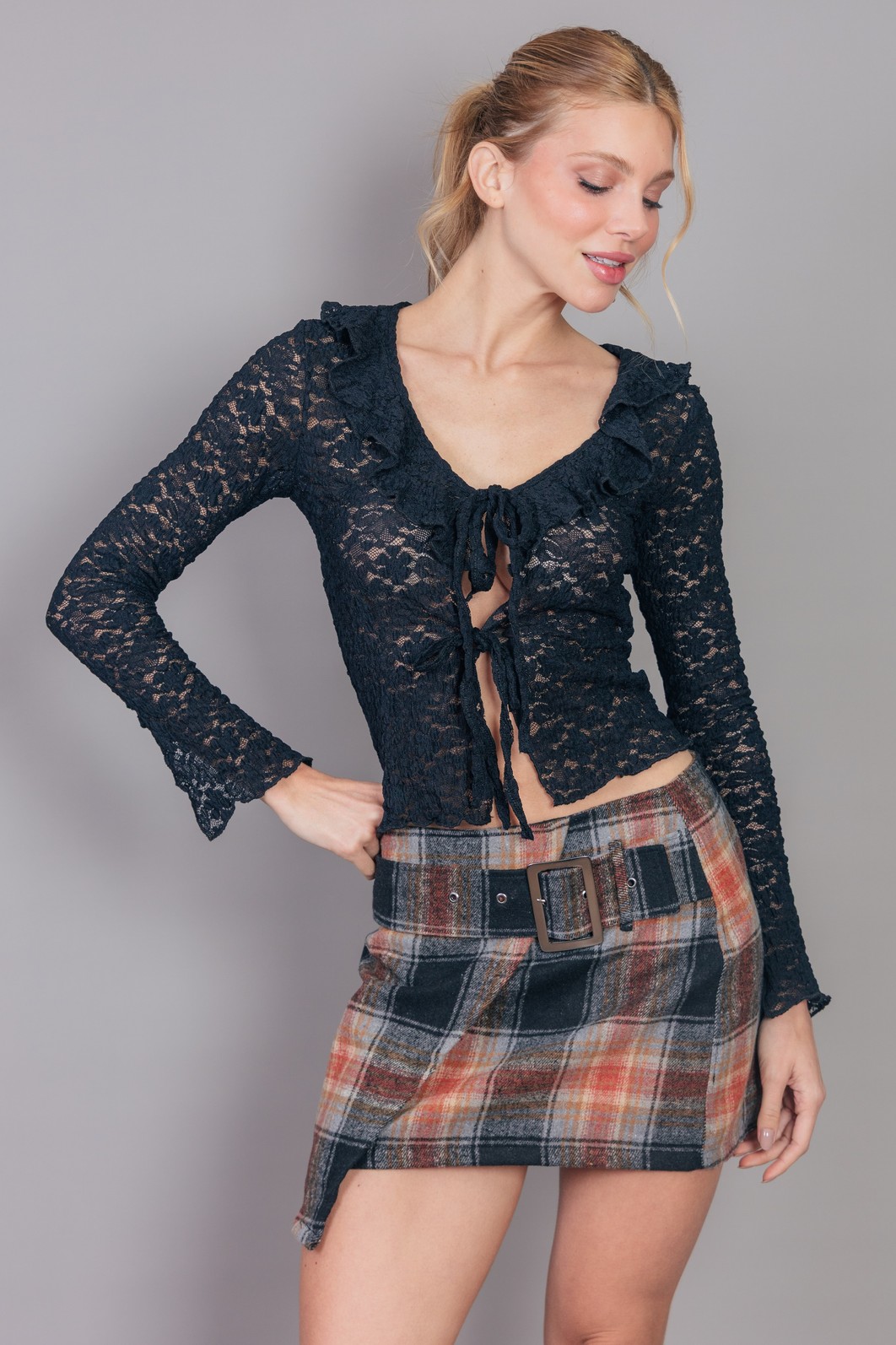 BLUSA MANGA LONGA DE RENDA COM AMARRAÇÃO BLUSA MANGA LONGA DE RENDA COM AMARRAÇÃO