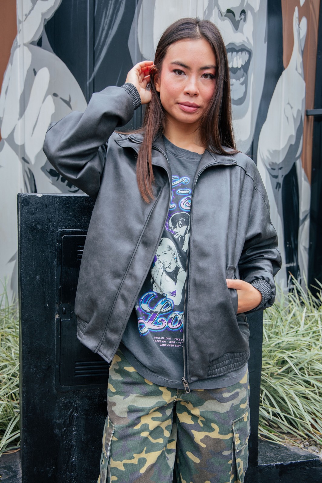 JAQUETA DE COURO SINTETICO OVERSIZED MARROM