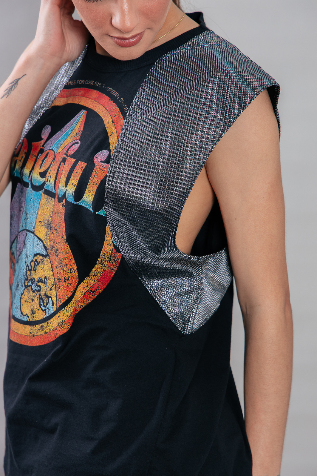 REGATA MACHÃO COM RECORTE OMBROS PRATA GRATEFULLY REGATA MACHÃO COM RECORTE OMBROS PRATA GRATEFULLY