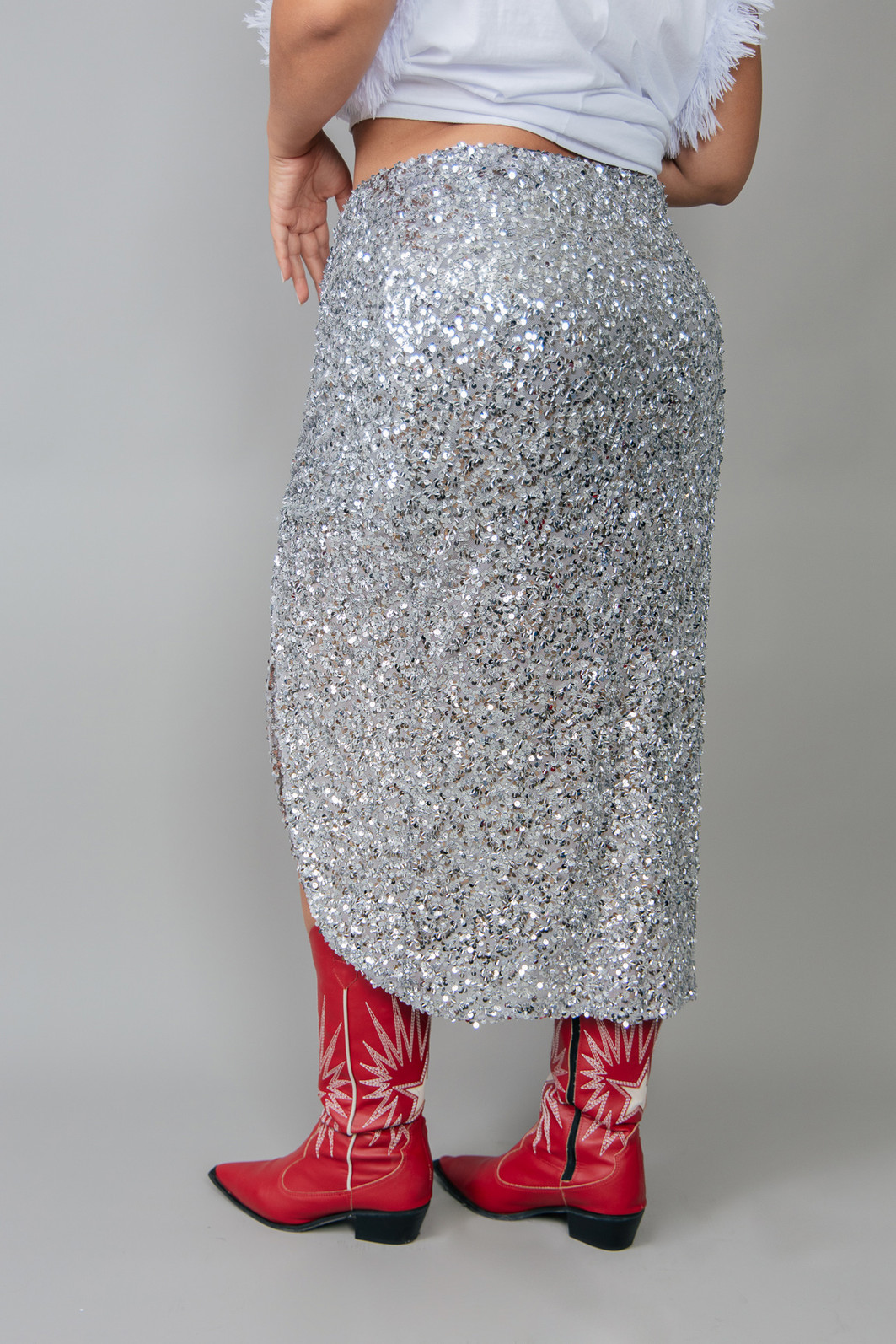 SAIA MIDI DE PAETÊS PRATA COM RACHA E FRANZIDO LATERAL SAIA MIDI DE PAETÊS PRATA COM RACHA E FRANZIDO LATERAL