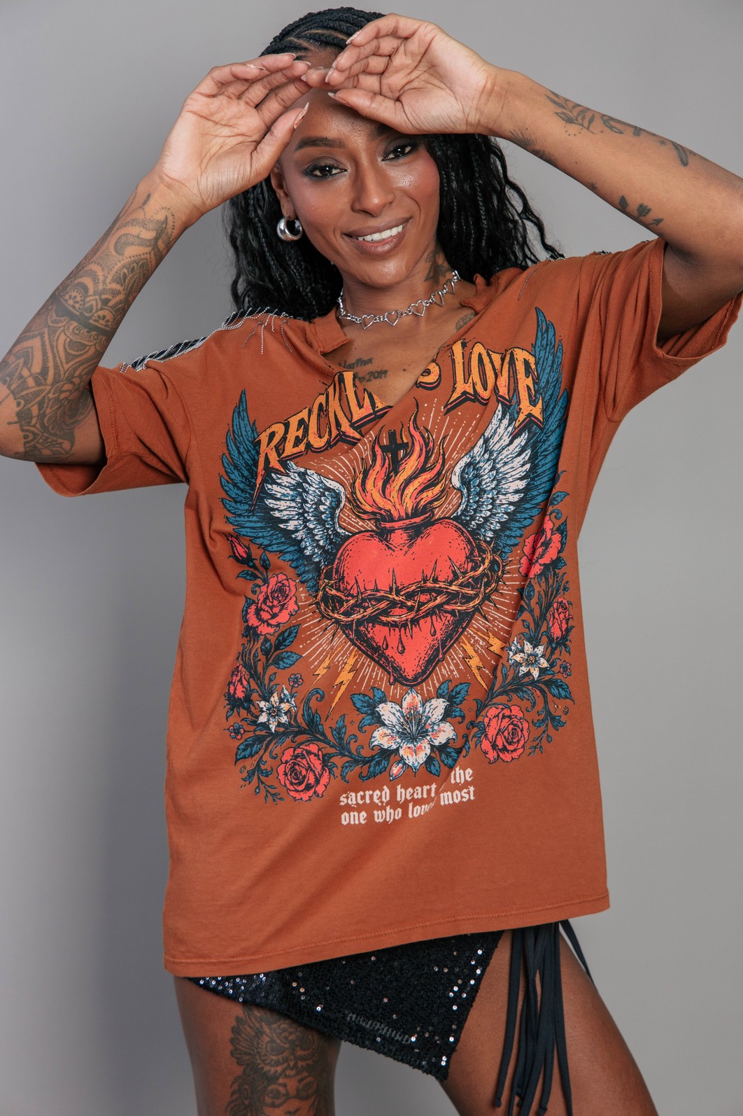 CAMISETA T-SHIRT DECOTE V COM FRANJAS MARROM RECKLESS CAMISETA T-SHIRT DECOTE V COM FRANJAS MARROM RECKLESS
