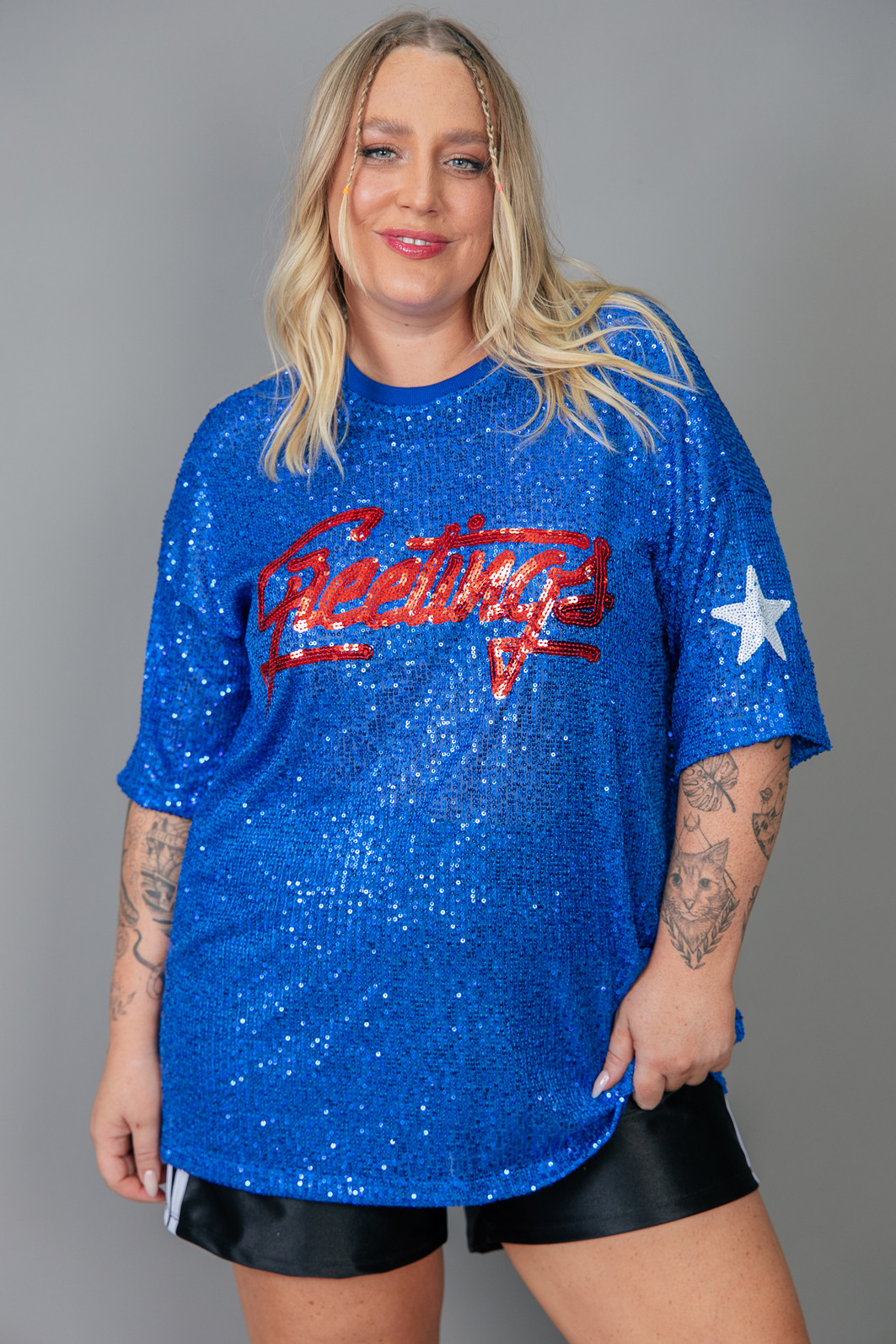 CAMISETA T-SHIRT OVERSIZED DE PAETÊ AZUL COM BORDADO GREETINGS