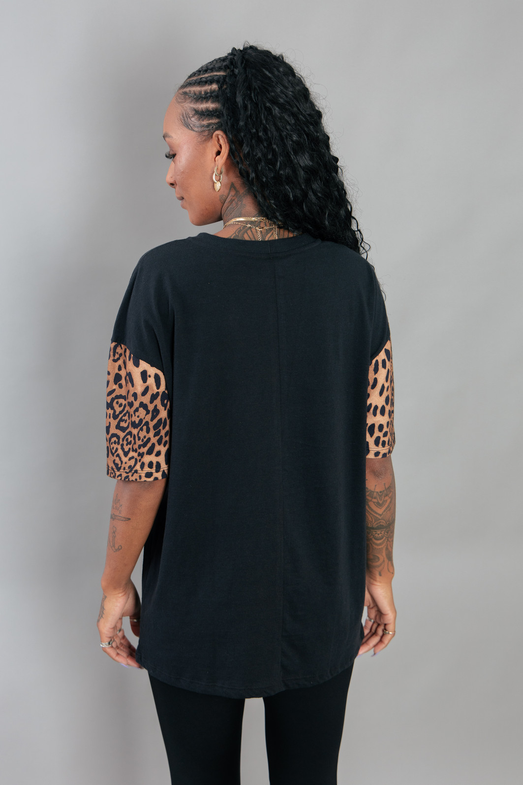 CAMISETA T-SHIRT VINTAGE PRETA COM MANGAS ONCINHA CAMISETA T-SHIRT VINTAGE PRETA COM MANGAS ONCINHA