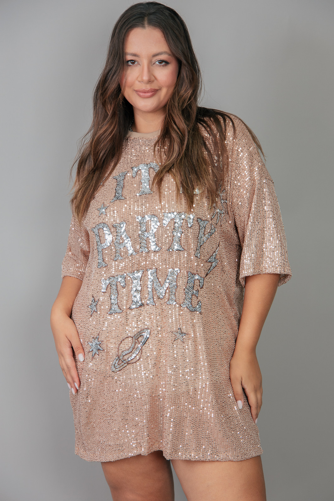 VESTIDO CAMISETÃO DE PAETÊS CHAMPAGNE COM BORDADO PARTY