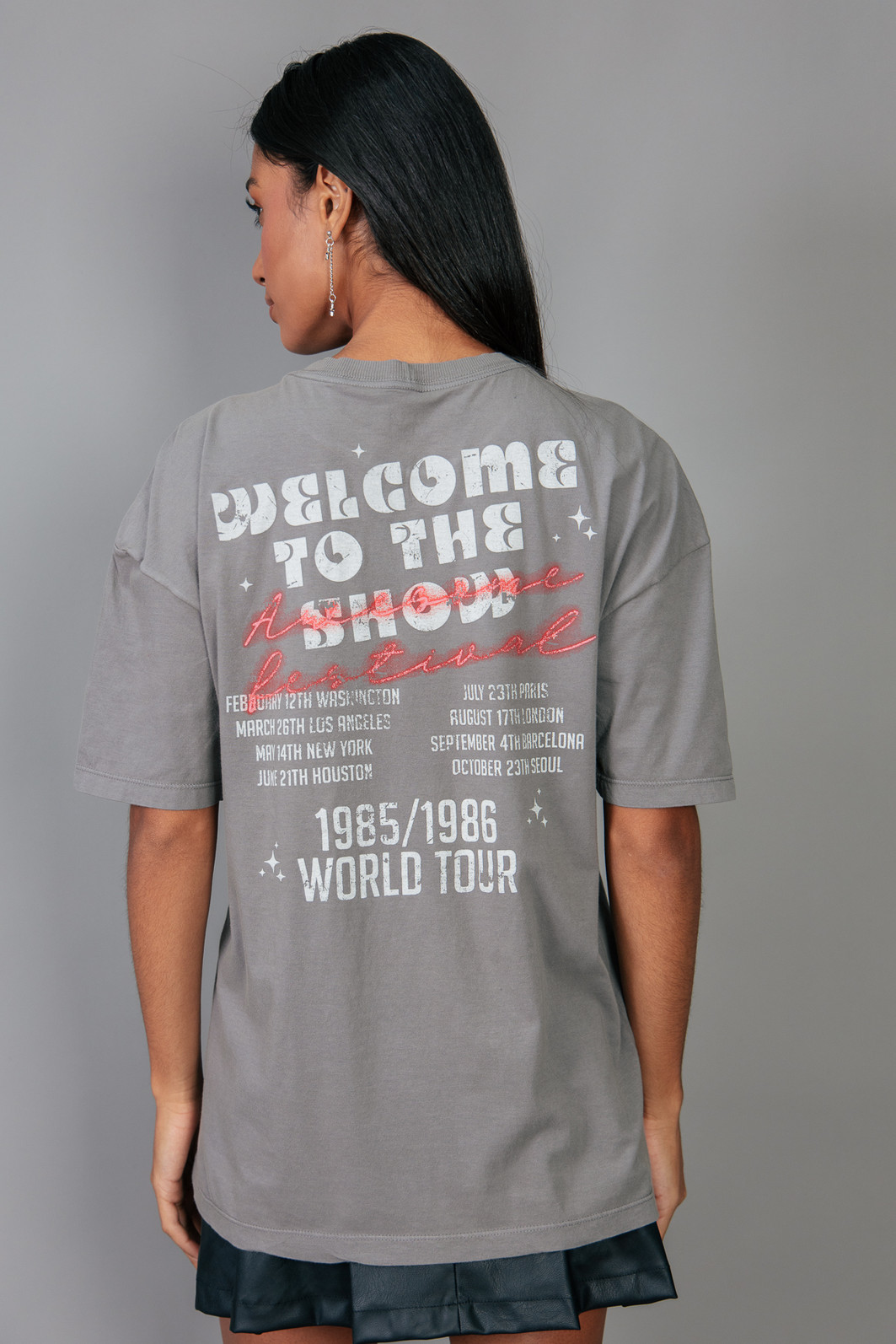 T-SHIRT VINTAGE CINZA COM APLIQUE DE TACHAS